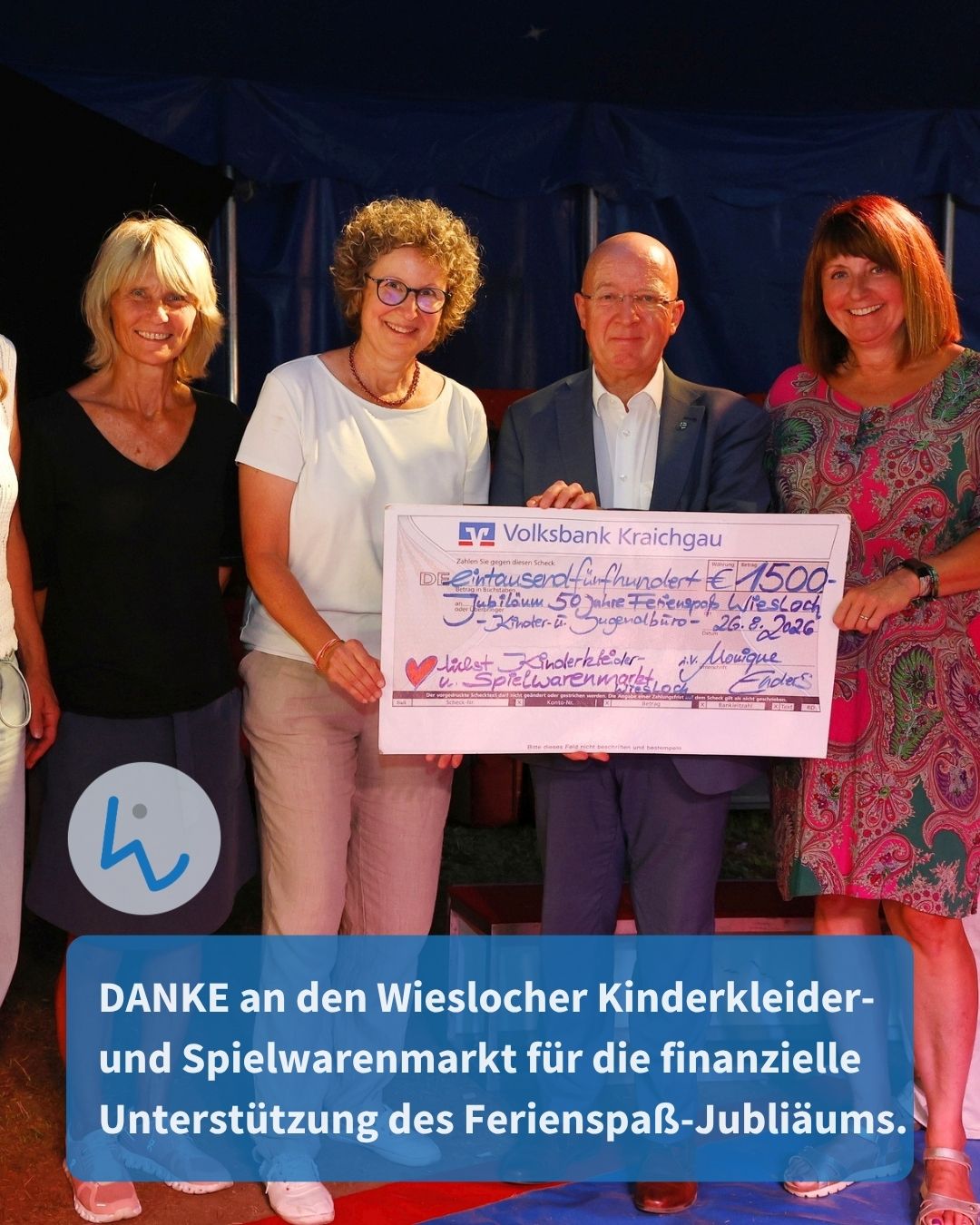 Vier Personen halten einen großen Scheck der Volksbank Kraichgau über 1500 Euro, der an den Kinderkleider- und Spielwarenmarkt Wiesloch für das Jubiläum "50 Jahre Ferienspaß" ausgestellt ist. Ein blauer Textbalken unten bedankt sich für die finanzielle Unterstützung des Ferienspaß-Jubiläums. (KI-Alternativtext)
