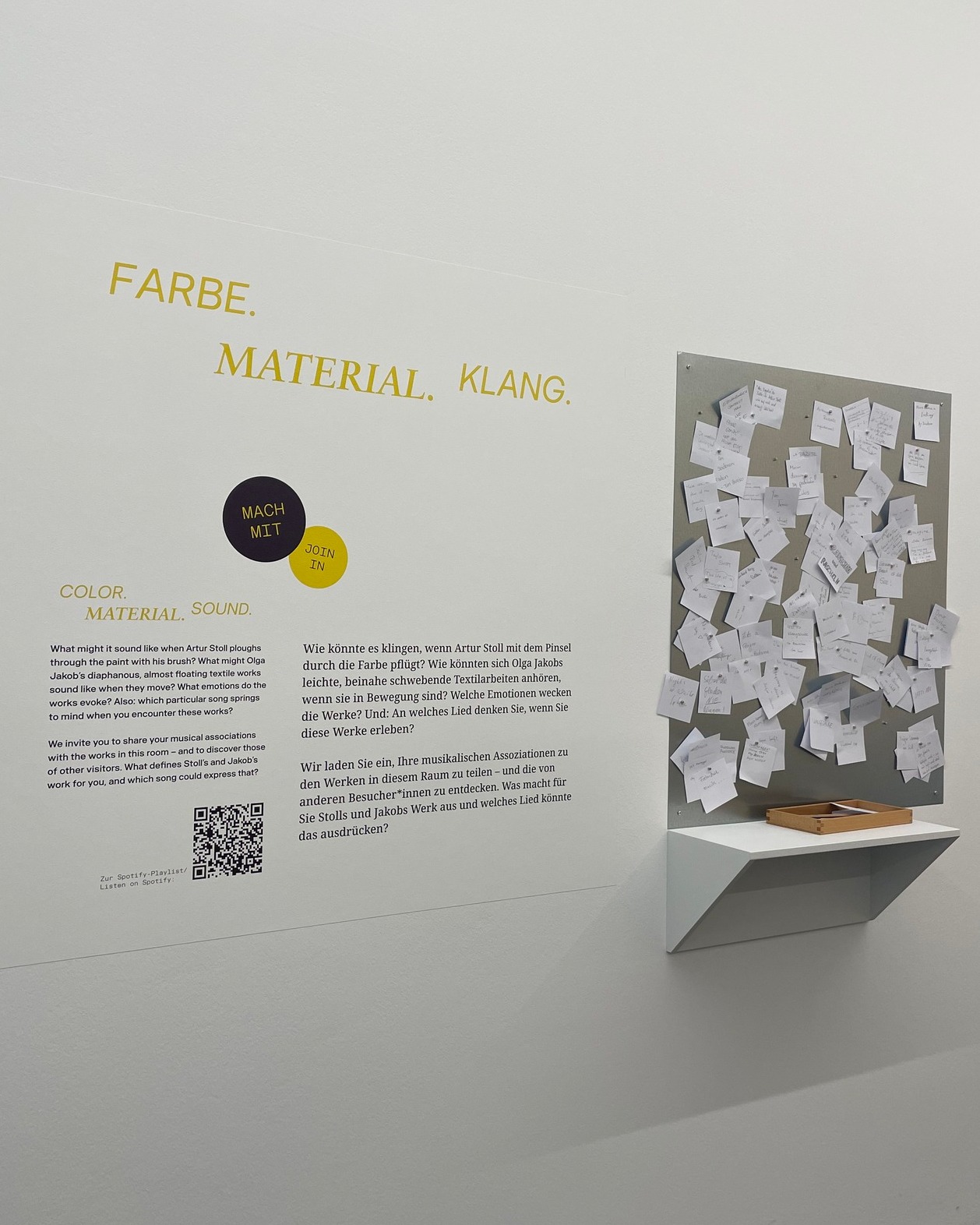 Dieser Alternativtext wurde KI-generiert: Ein Werbeplakat mit Text und Bildern. Es zeigt eine Sammlung von sich überlappenden, beigen Papierstücken und Text über Kunst und Klängen.