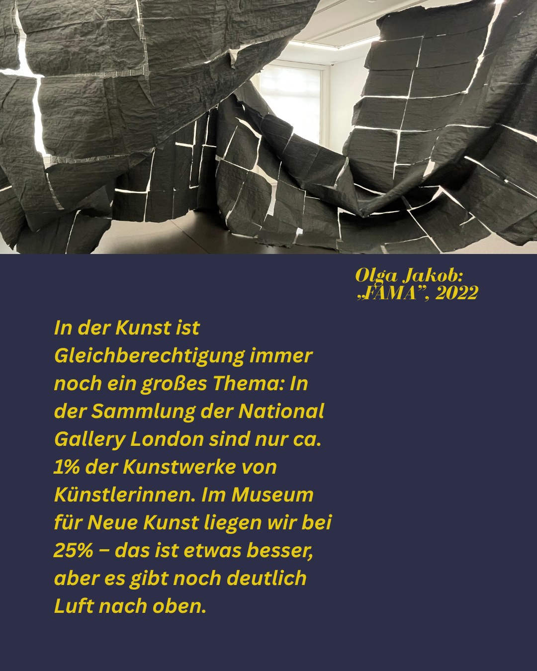 Dieser Alternativtext wurde KI-generiert: Schwarz-weißes Foto einer abstrakten Kunstinstallation, die von oben betrachtet wird. Im Bild sind Textblöcke mit Informationen zum Thema Gleichberechtigung in der Kunst zu sehen.