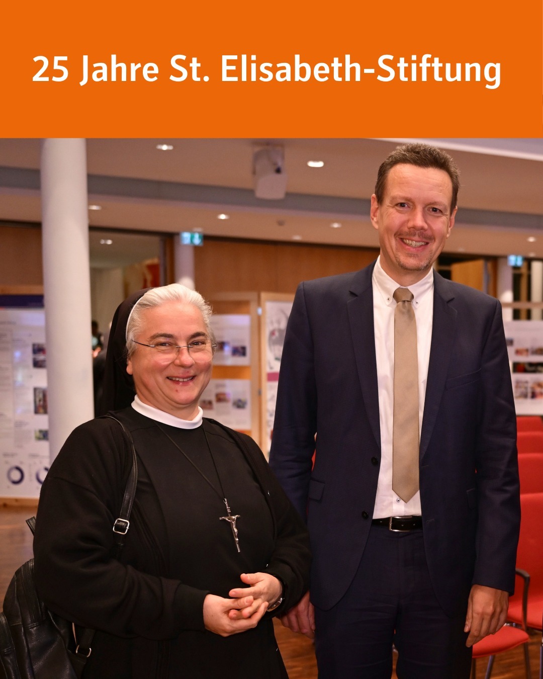 Auf dem Bild stehen Maria Hanna Löhlein, die Generaloberin Franziskanerinnen Reute und stellvertretende Stiftungsvorsitzende St. Elisabeth-Stiftung und Landrat Harald Sievers für ein Foto zusammen. Bildtext: 25 Jahre St. Elisabeth Stiftung