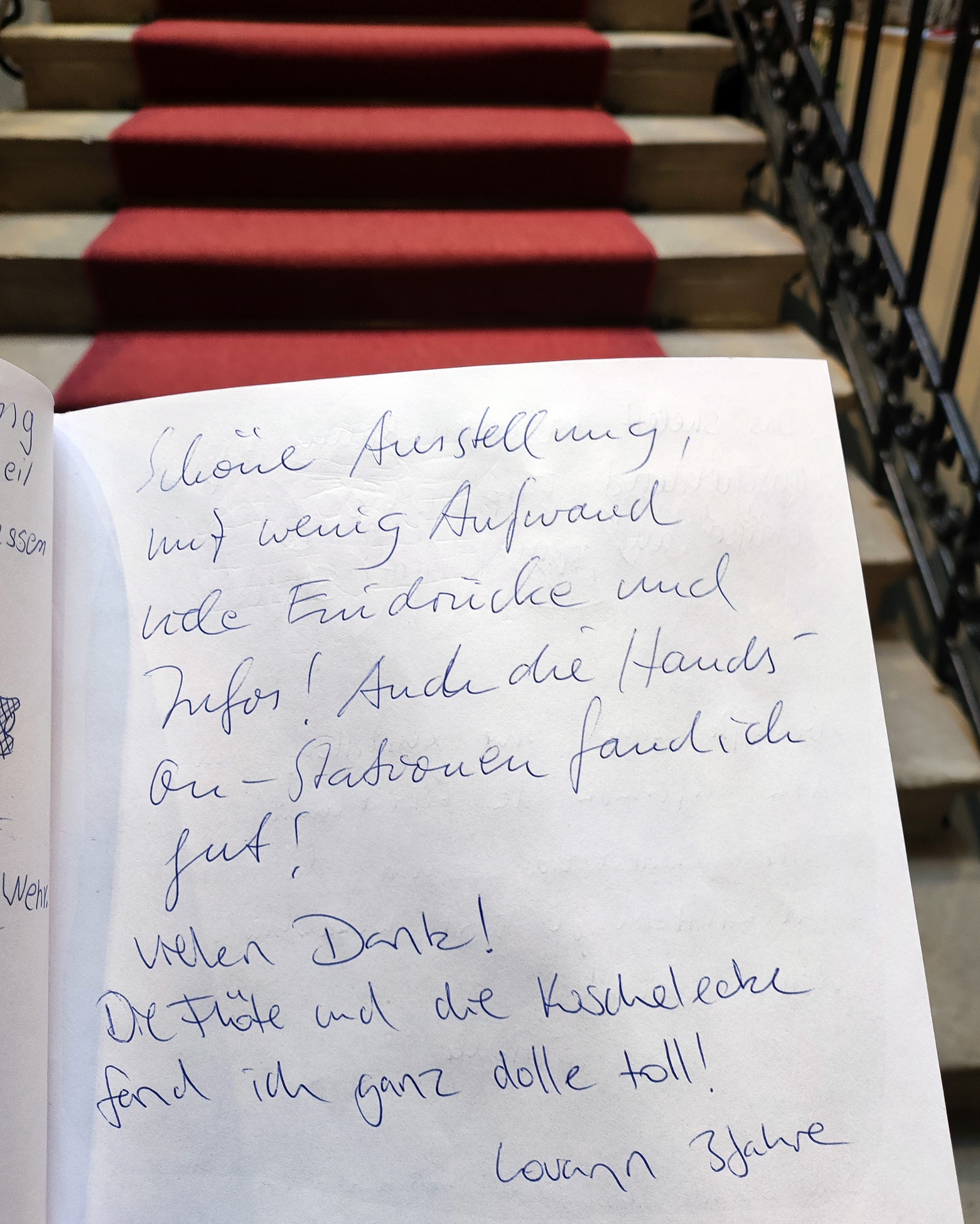 Dieser Alternativtext wurde KI-generiert: Schwarz-weißes Foto einer handschriftlichen Notiz in einem offenen Notizbuch. Der Text ist in deutscher Sprache verfasst und scheint eine persönliche Botschaft oder ein Feedback zu sein.
