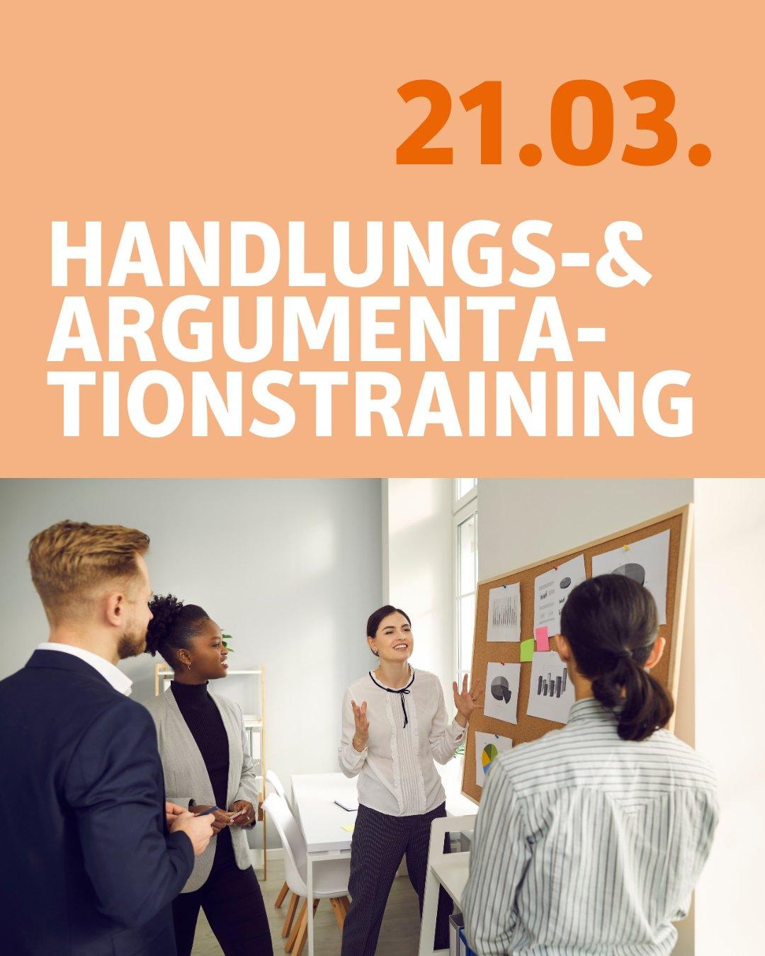 Vier Personen, davon zwei Frauen und zwei Männer stehen an einem Flipboard und diskutieren über relevante Themen, diese an den Board angebracht haben.
Bildtext: 21.03.
Handlungs- und Argumentationstraining