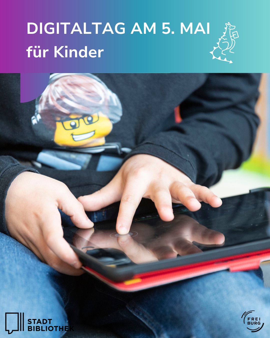 Dieser Alternativtext wurde KI-generiert: Ein digitales Gerät wird von Händen gehalten. Im Hintergrund ist eine Person mit einem Charakter auf dem Kopf zu sehen und ein Text mit dem Hinweis auf einen Digitaltag für Kinder.
