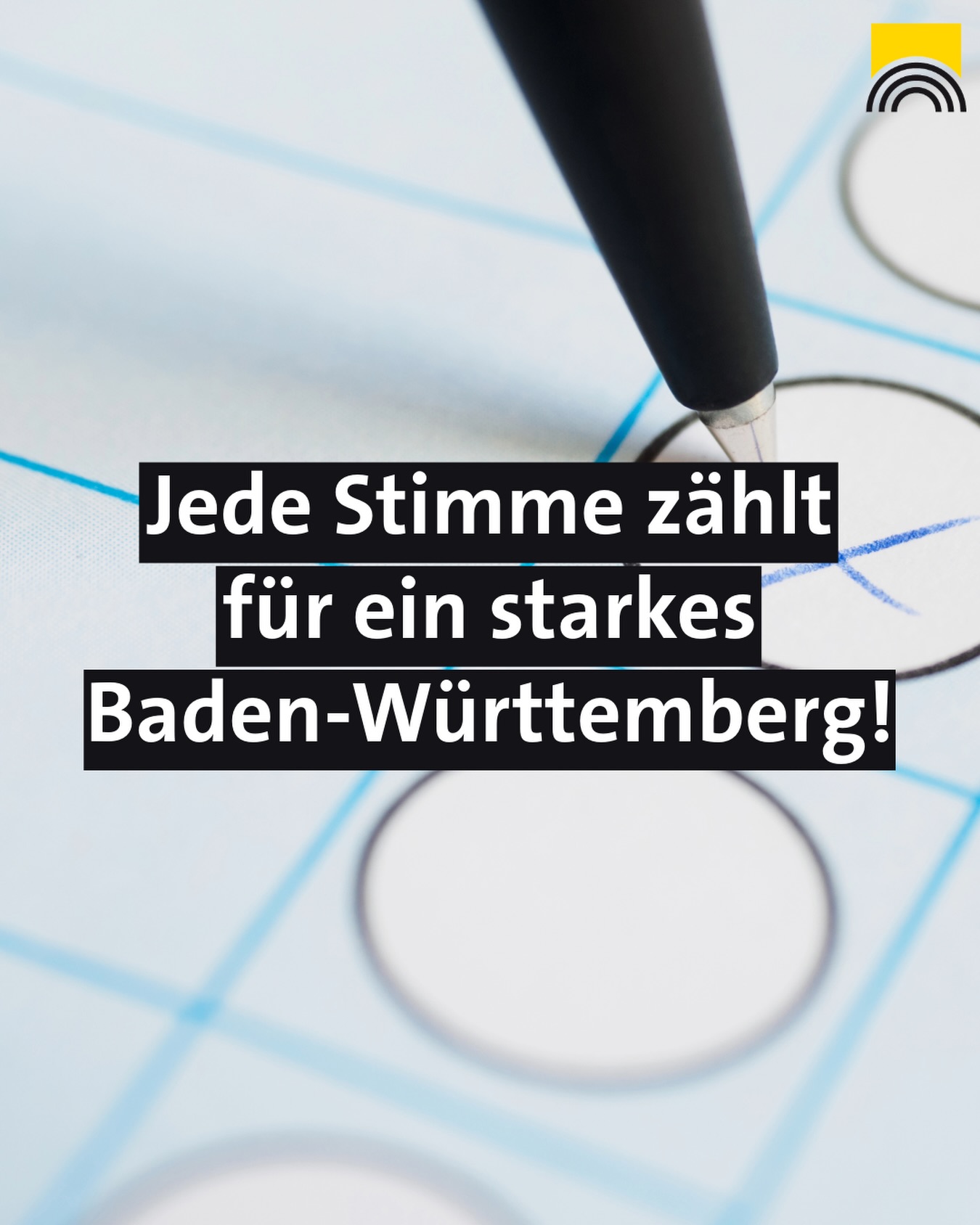 Dieser Alternativtext wurde KI-generiert: Ein Stift markiert eine Wahlkarte mit Text. Die Wahlscheine haben kreisförmige Auswahlsymbole und enthalten auffällige Schriftzüge.