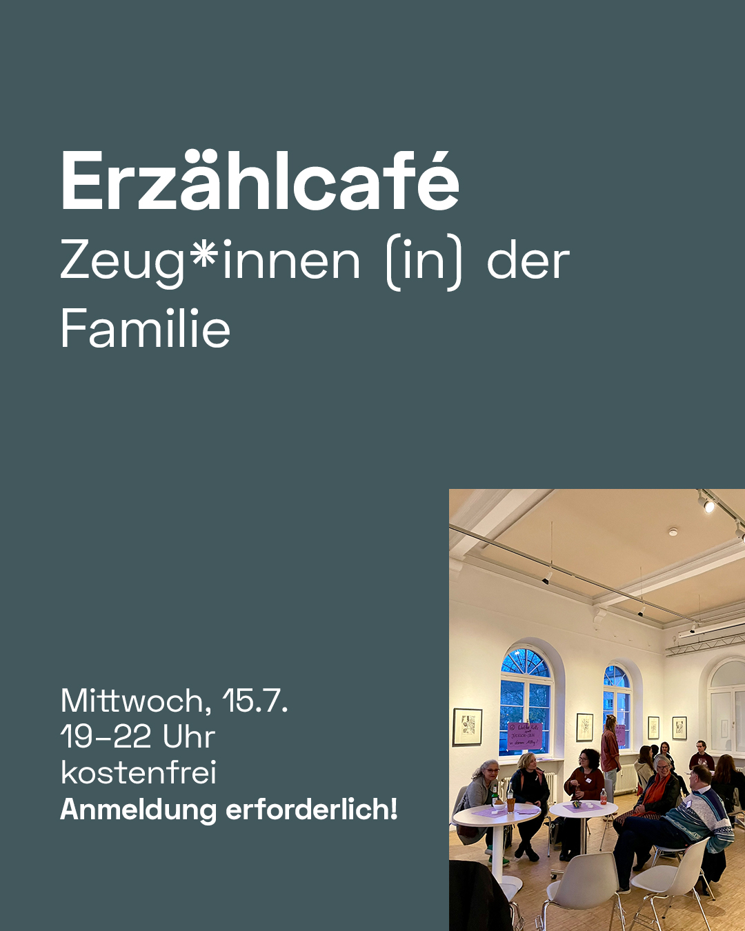 Plakat für ein „Erzählcafé Zeug*innen (in) der Familie“. Unten links stehen die Angaben: Mittwoch, 15.7., 19–22 Uhr, kostenfrei, Anmeldung erforderlich. Rechts unten ist ein Foto von mehreren Menschen, die in einem hellen Raum an Tischen sitzen und sich unterhalten. (KI-Alternativtext)
