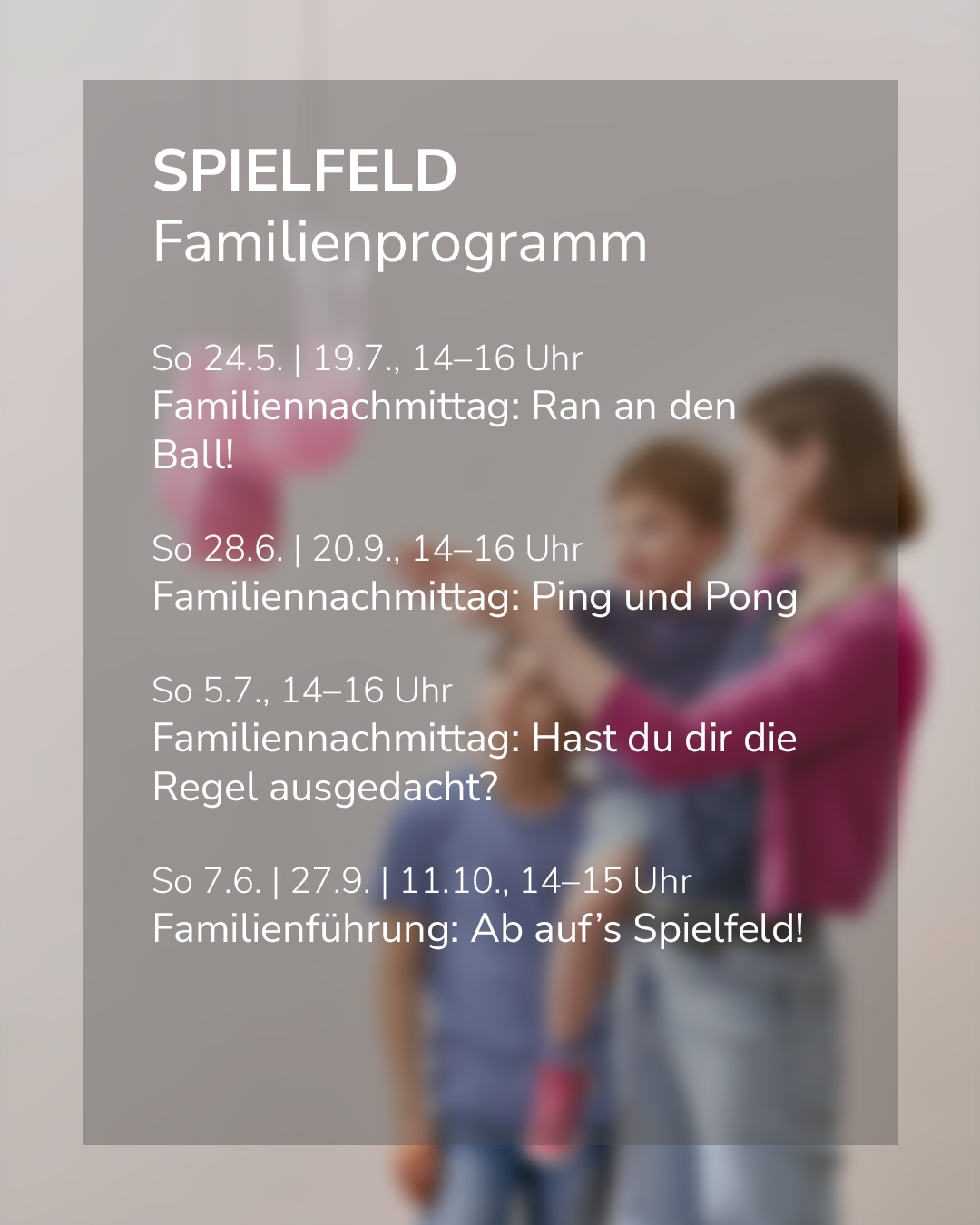 Dieser Alternativtext wurde KI-generiert: Ein Werbeflyer mit Informationen zu verschiedenen Familienprogrammen und Terminen. Im Hintergrund ist eine verschwommene Aufnahme von Personen zu sehen.