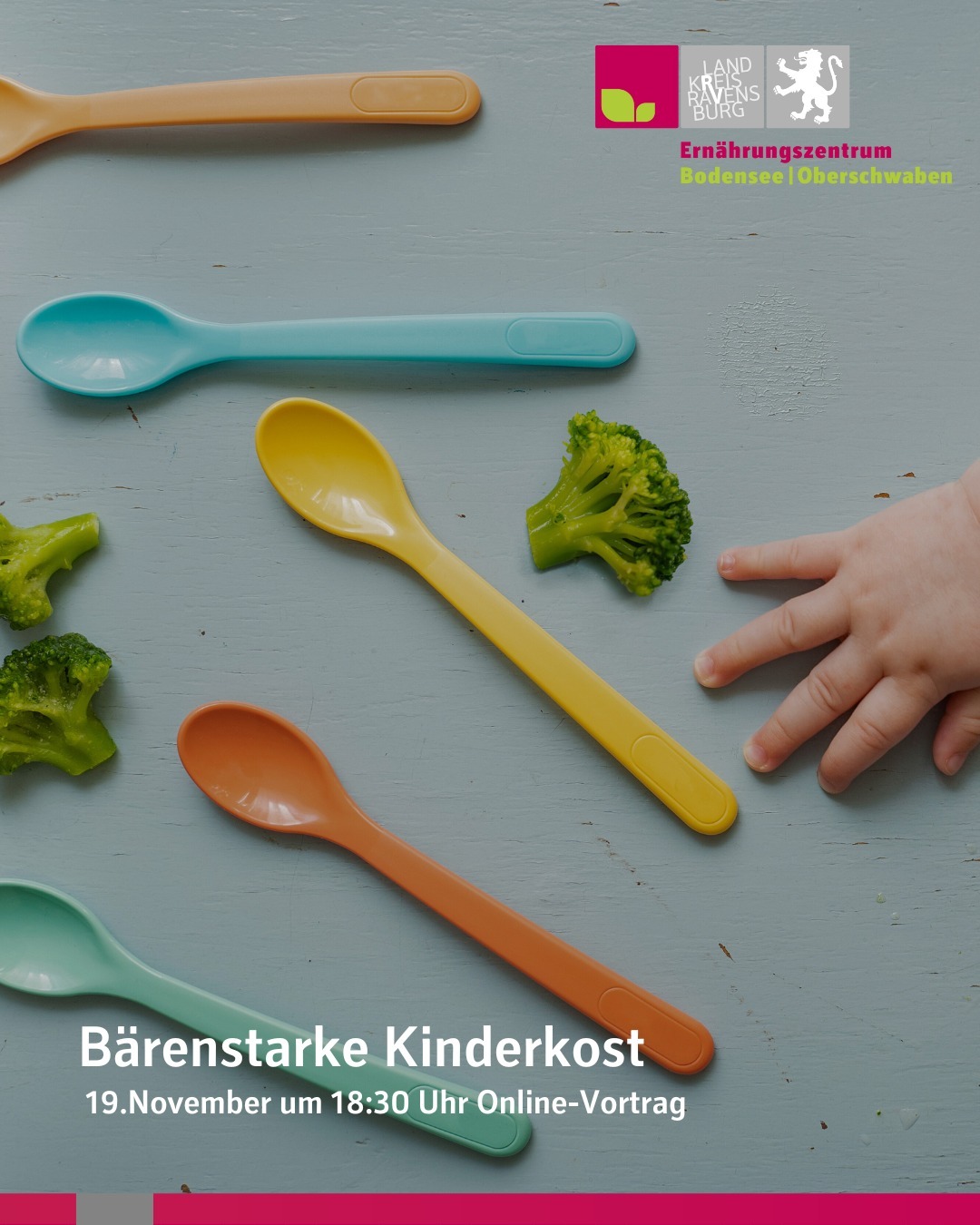 Bunte Kinderlöffel liegen auf einer Fläche, daneben Brokkoli und eine Kleinkindhand. Text im Bild: Bärenstarke Kinderkost 19. November 18:30 Uhr Online-Vortrag