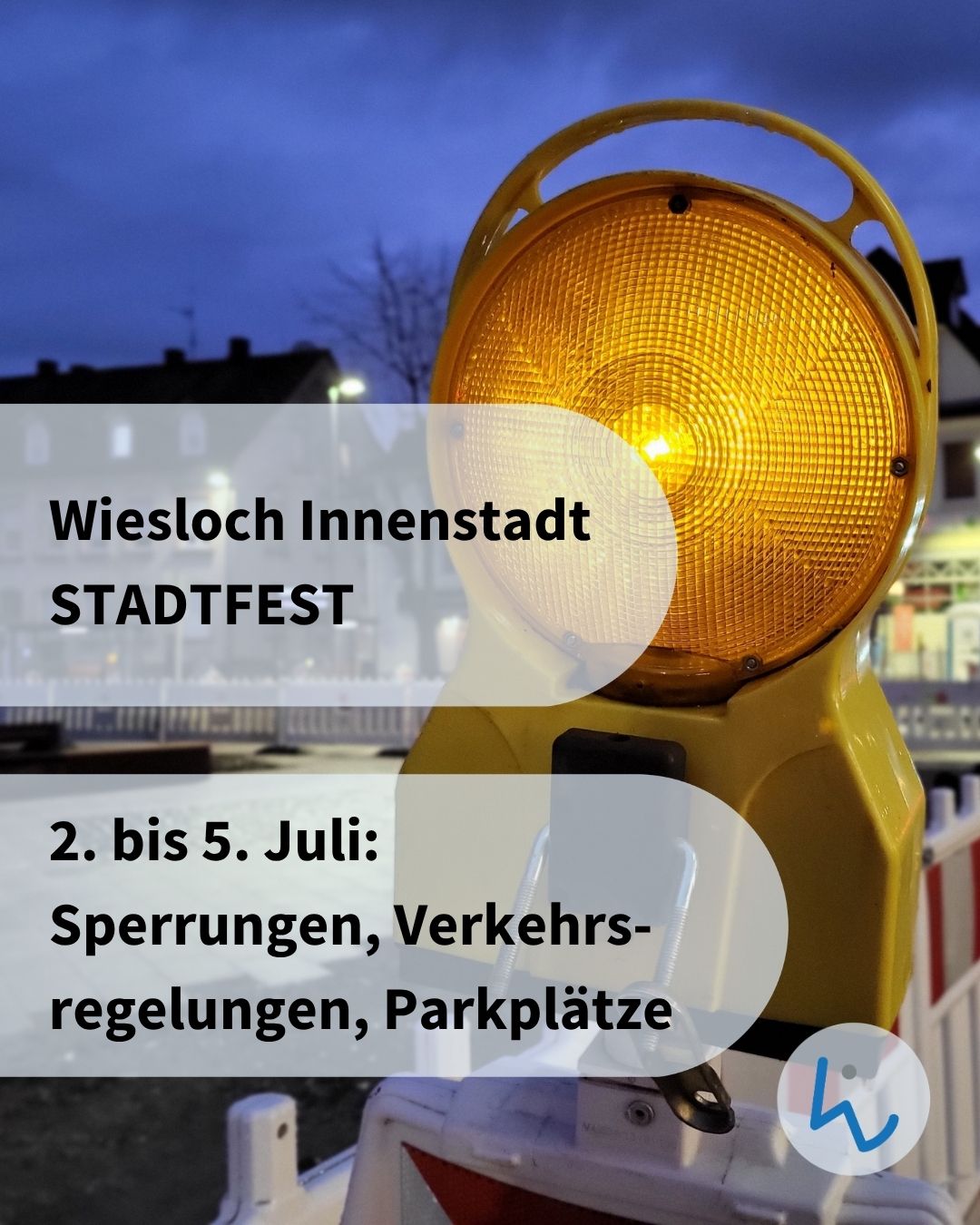 Ein leuchtendes gelbes Baustellenlicht steht im Vordergrund vor einer städtischen Kulisse bei Dämmerung. Der Text auf dem Bild lautet: „Wiesloch Innenstadt STADTFEST“ sowie „2. bis 5. Juli: Sperrungen, Verkehrsregelungen, Parkplätze“. (KI-Alternativtext)