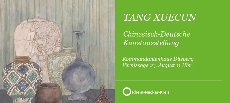 Links ist eine Malerei mit verschiedenen Keramikvasen und -gefäßen vor einem gestreiften Hintergrund zu sehen. Rechts auf grünem Grund steht der weiße Text: "TANG XUECUN Chinesisch-Deutsche Kunstausstellung Kommandantenhaus Dilsberg Vernissage 23. August 11 Uhr". Unten rechts befindet sich das Logo des Rhein-Neckar-Kreises. (KI-Alternativtext)