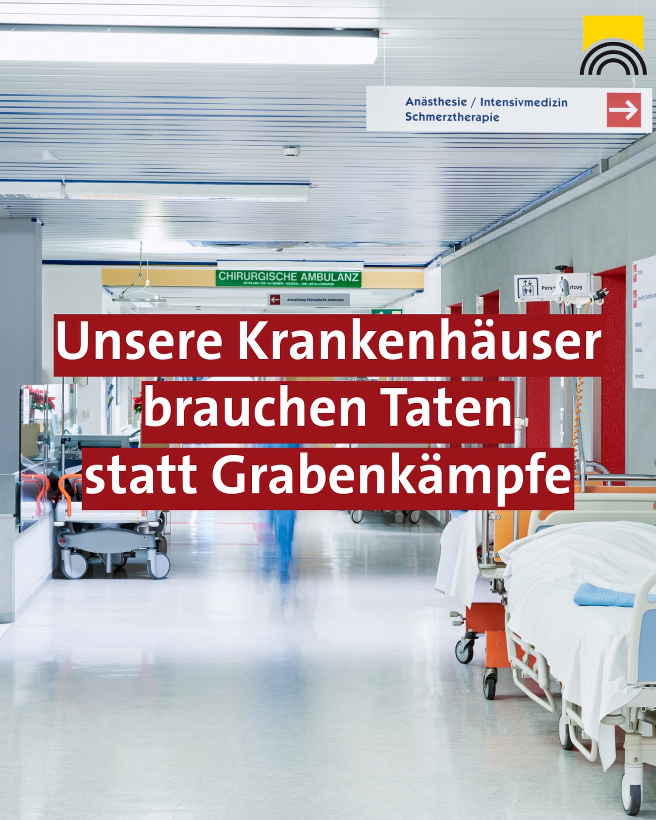 Dieser Alternativtext wurde KI-generiert: Ein Innenraum eines Krankenhauses mit Betten und medizinischer Ausrüstung. Ein Schild mit Aufschrift und ein Banner sind ebenfalls im Bild zu sehen.