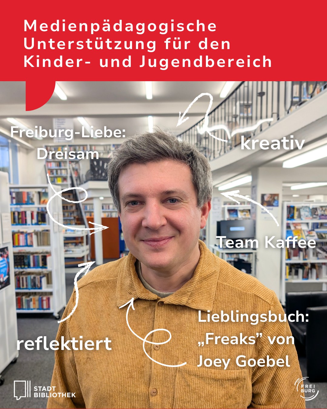Dieser Alternativtext wurde KI-generiert: Ein farbiges Porträt einer Person in einer Bibliothek. Im Hintergrund sind Buchregale und eine Treppe zu sehen.