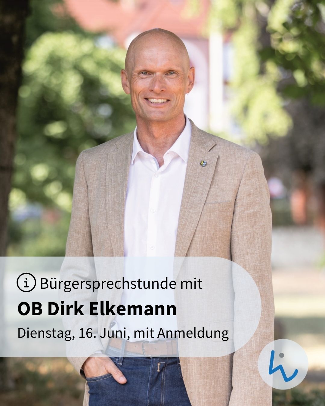 Bürgersprechstunde mit OB Dirk Elkemann am Dienstag, 16. Juni, mit Anmeldung. Ein lächelnder, kahlköpfiger Mensch in hellbraunem Sakko und weißem Hemd steht vor grüner Vegetation, eine Hand in der Hosentasche. (KI-Alternativtext)