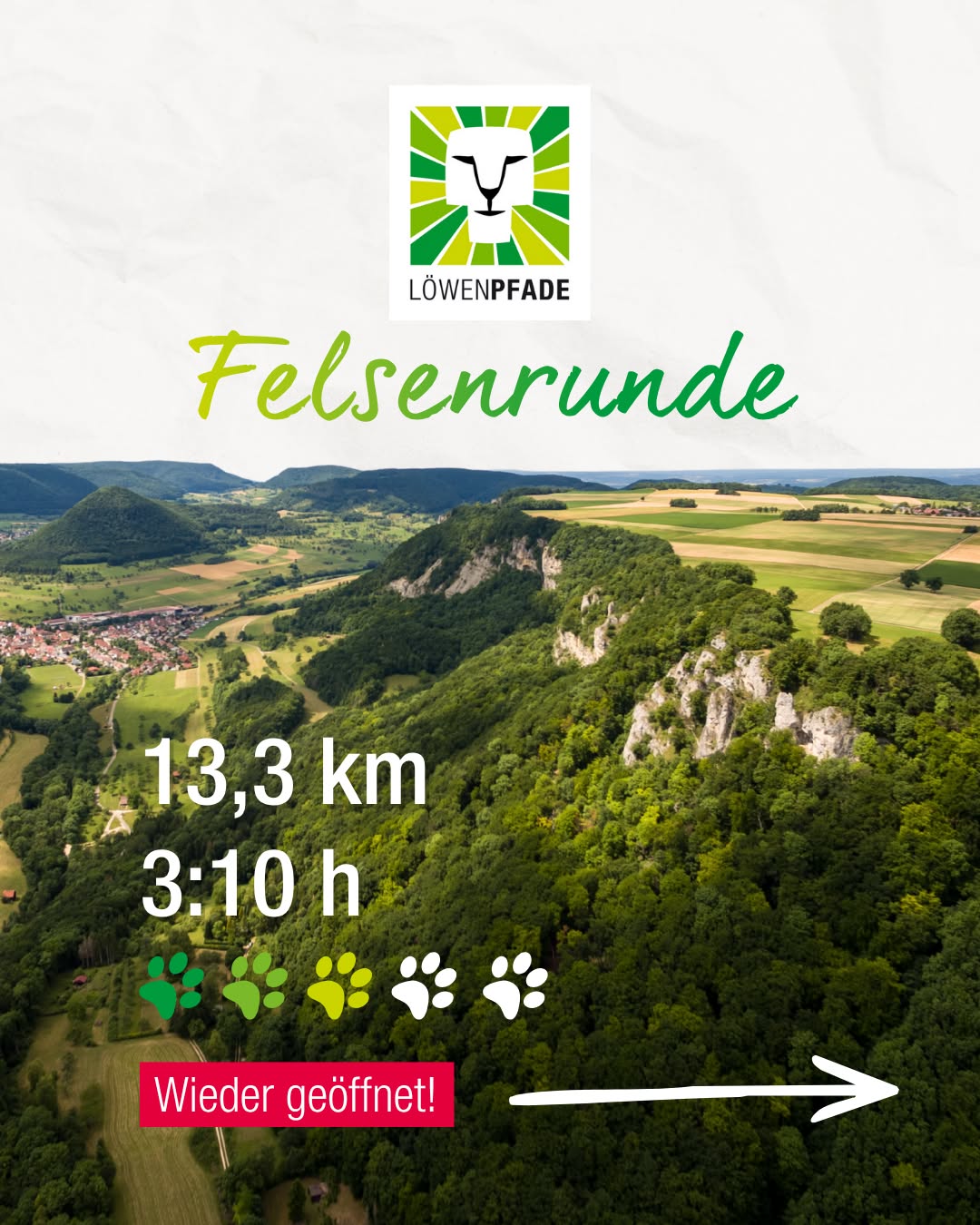 Dieser Alternativtext wurde KI-generiert: Ein Werbeplakat zeigt eine hügelige Landschaft mit grünen Feldern und Wäldern. Text und Symbole informieren über eine Wanderroute und deren Details.