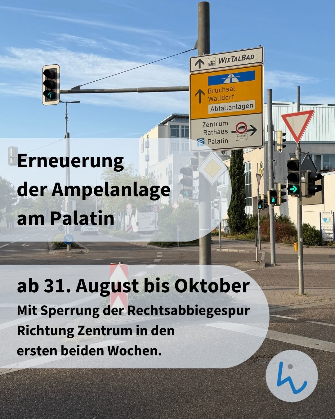 Straßenszene mit Ampeln und Verkehrsschildern im Hintergrund. Überlagert steht in schwarzer Schrift: "Erneuerung der Ampelanlage am Palatin ab 31. August bis Oktober Mit Sperrung der Rechtsabbiegespur Richtung Zentrum in den ersten beiden Wochen." Unten rechts ist ein Logo mit einem blauen k zu sehen. (KI-Alternativtext)