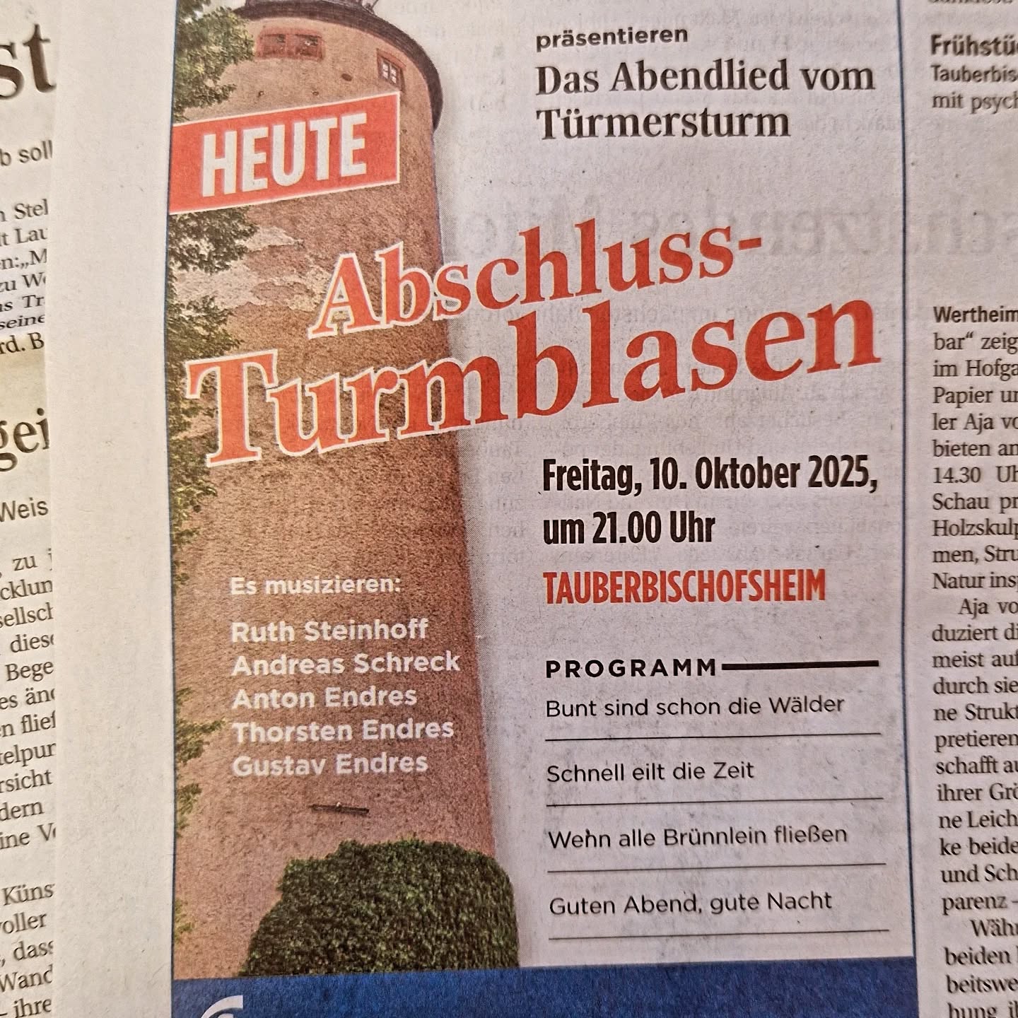 Dieser Alternativtext wurde KI-generiert: Schwarz-weißes Foto einer Zeitungsausschnitt mit Veranstaltungsankündigung. Der Text kündigt eine Veranstaltung mit Musikern und Programm am Freitag, den 10. Oktober 2025, an.