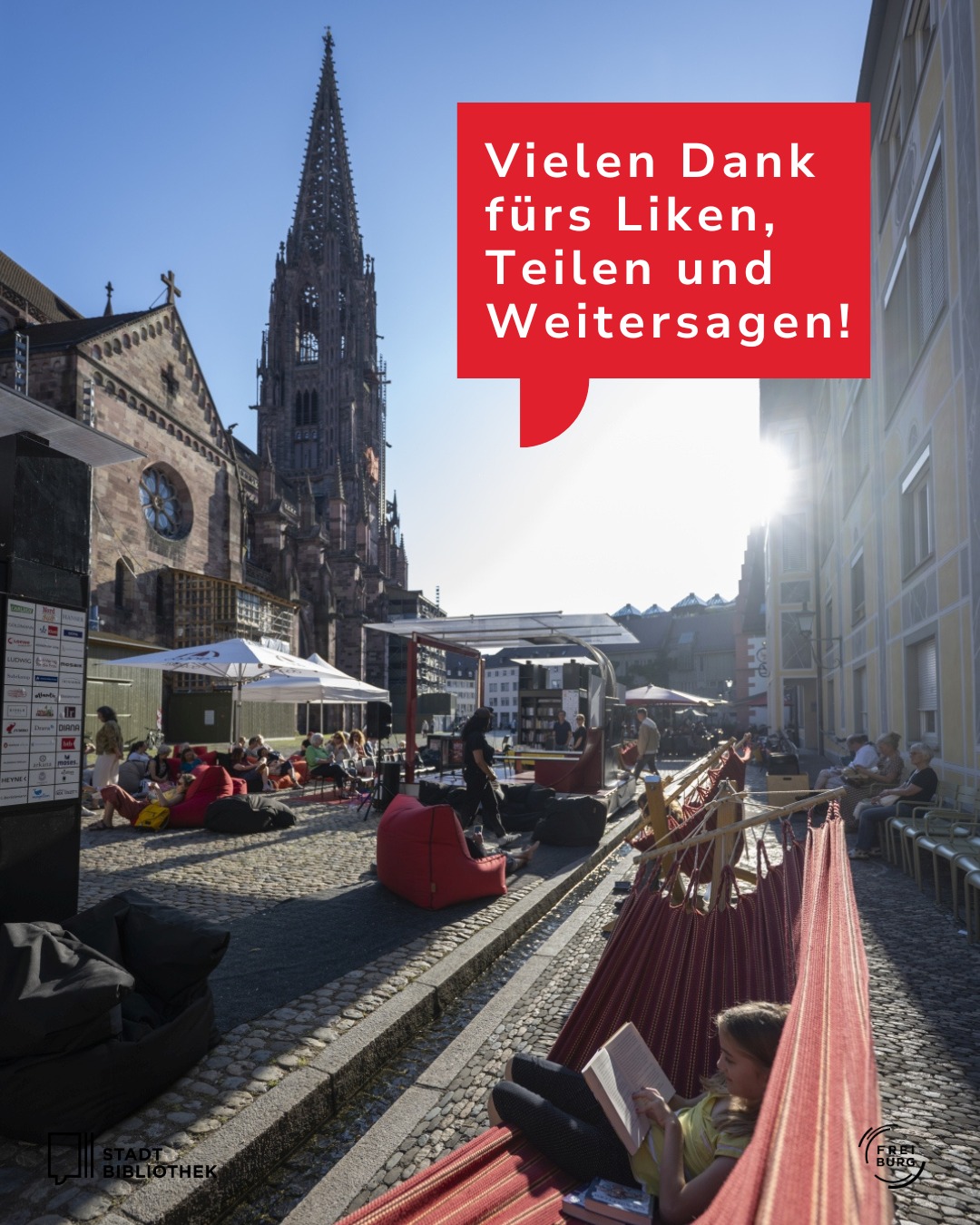 Im Vordergrund liegt eine Person in einer roten Hängematte und liest, während im Hintergrund weitere Personen auf Sitzsäcken und unter Sonnenschirmen im Freien sitzen. Im Hintergrund erhebt sich ein hoher Kirchturm. Oben rechts steht in einem roten Textfeld: „Vielen Dank fürs Liken, Teilen und Weitersagen!“. Unten links und rechts sind die Logos „STADT BIBLIOTHEK“ und „FREI BÜRG“ zu sehen. (KI-Alternativtext)