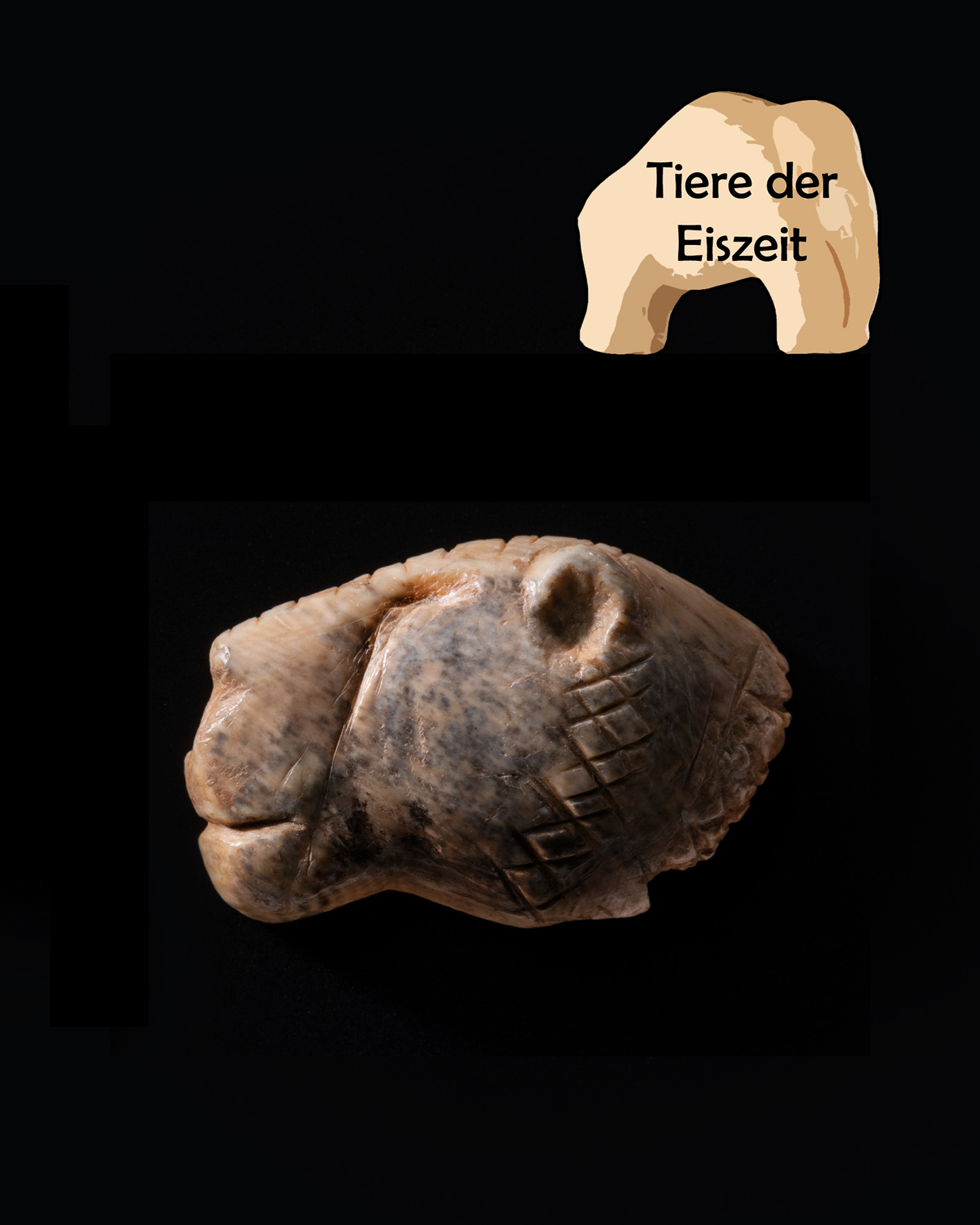 Dieser Alternativtext wurde KI-generiert: Zwei archäologische Funde sind zu sehen: eine Elfenbeinfigur und ein bearbeiteter Knochen. Die Objekte scheinen Überreste aus der Eiszeit zu sein.