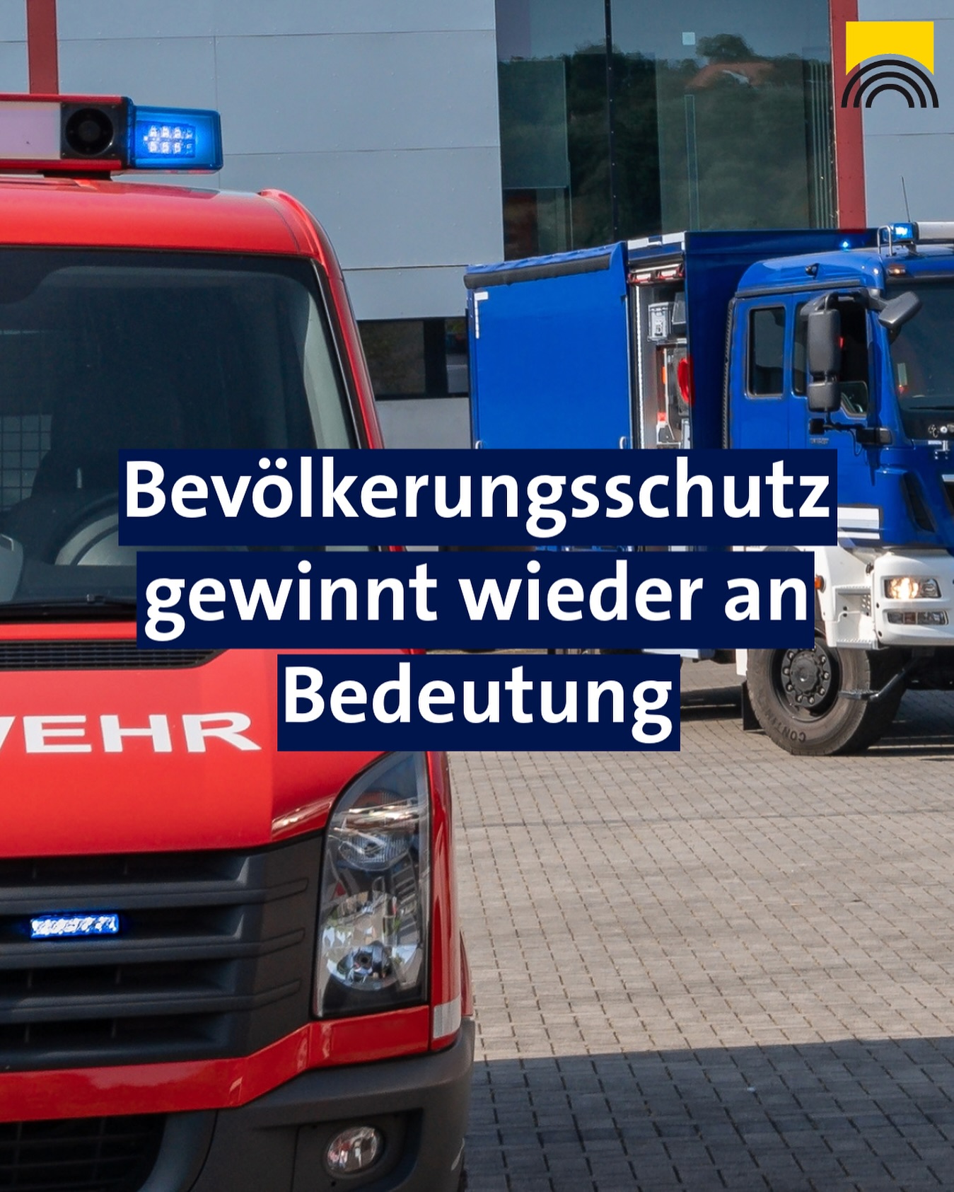 Dieser Alternativtext wurde KI-generiert: Ein roter Fahrzeugteil ist im Vordergrund zu sehen, daneben ein dunkleres Fahrzeug. Auf dem Bild befindet sich Text in Weiß und Rot.