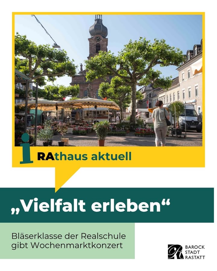 Marktplatz mit Blumenständen unter Sonnenschirmen, im Hintergrund Kirchturm und Bäume. Eine Person geht vorbei. Text: „Rathaus aktuell – ‚Vielfalt erleben‘ – Bläserklasse der Realschule gibt Wochenmarktkonzert“. Logo: Barock Stadt Rastatt. (KI-Alternativtext)