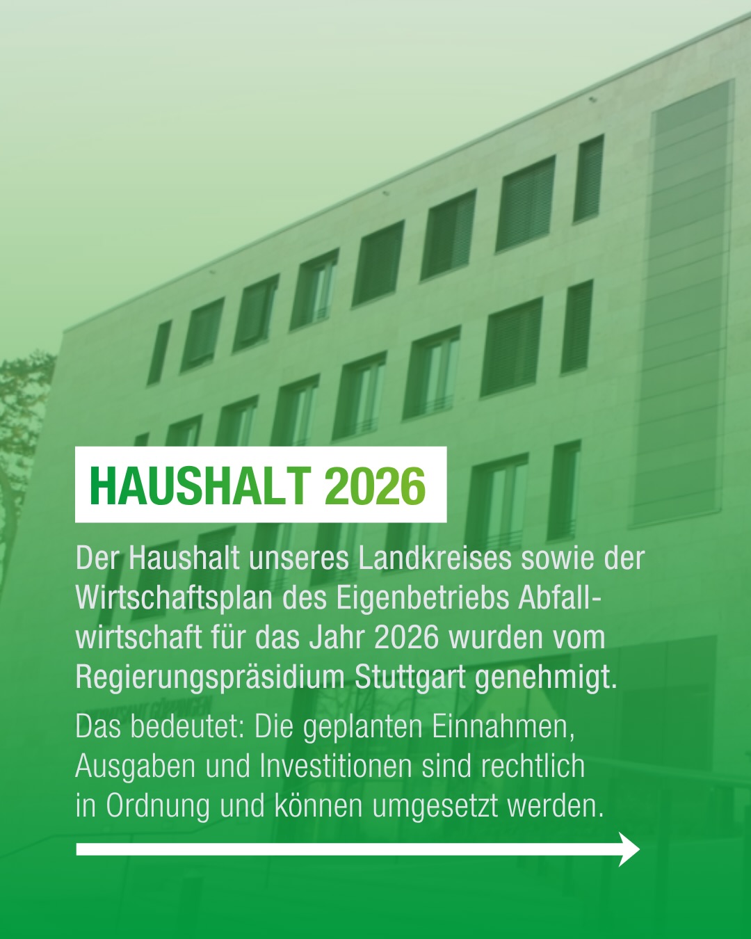 Dieser Alternativtext wurde KI-generiert: Ein Foto zeigt die Fassade eines modernen Gebäudes mit vielen Fenstern. Im Vordergrund befindet sich ein grüner Bereich mit einem Text, der sich auf den Haushalt des Landeskreises für das Jahr 2026 bezieht.