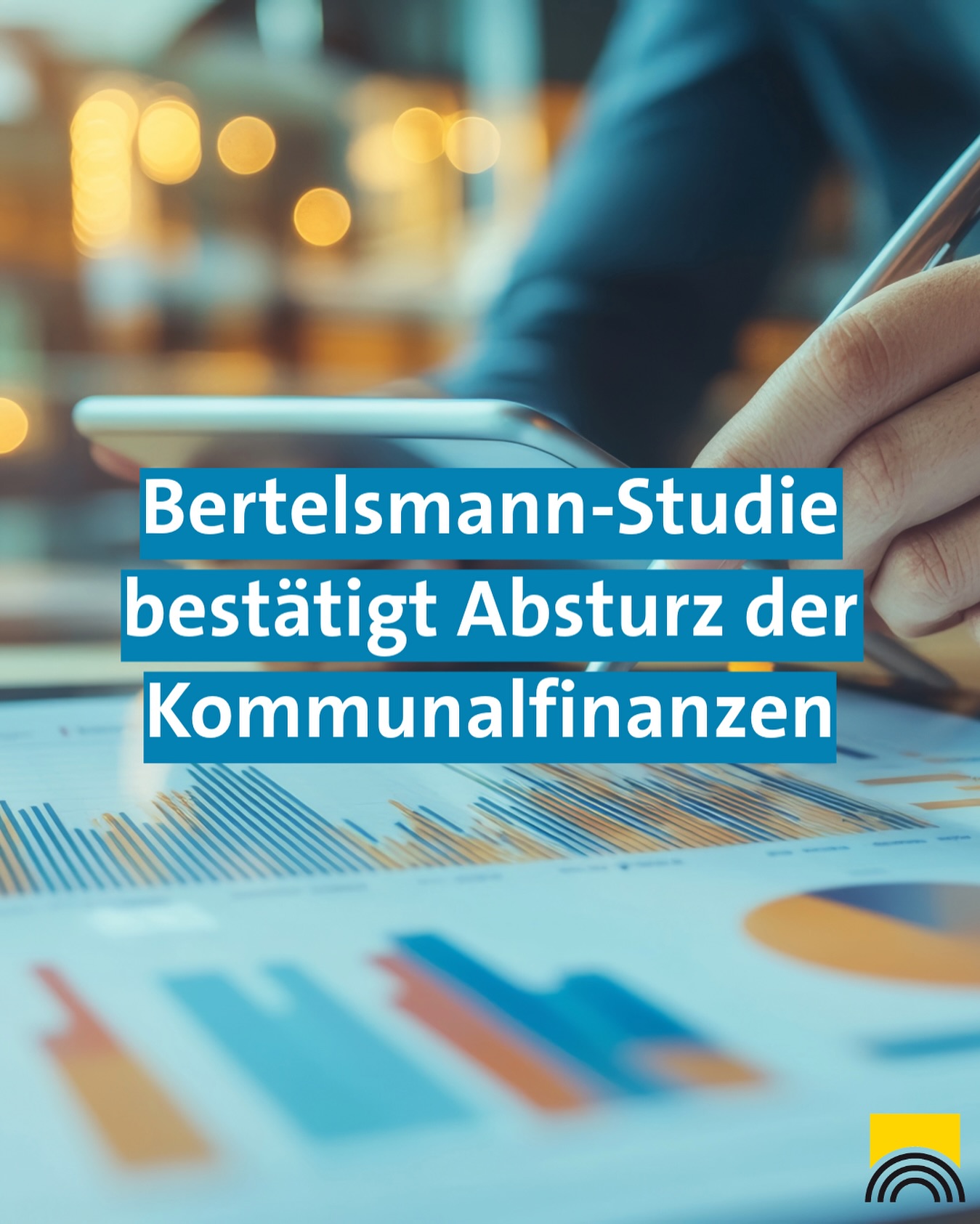 Das Bild zeigt eine Person, die über Tabellen und Grafiken gebeugt ist und einen Stift in der Hand hält. Ein Telefon befindet sich auch im Bild.