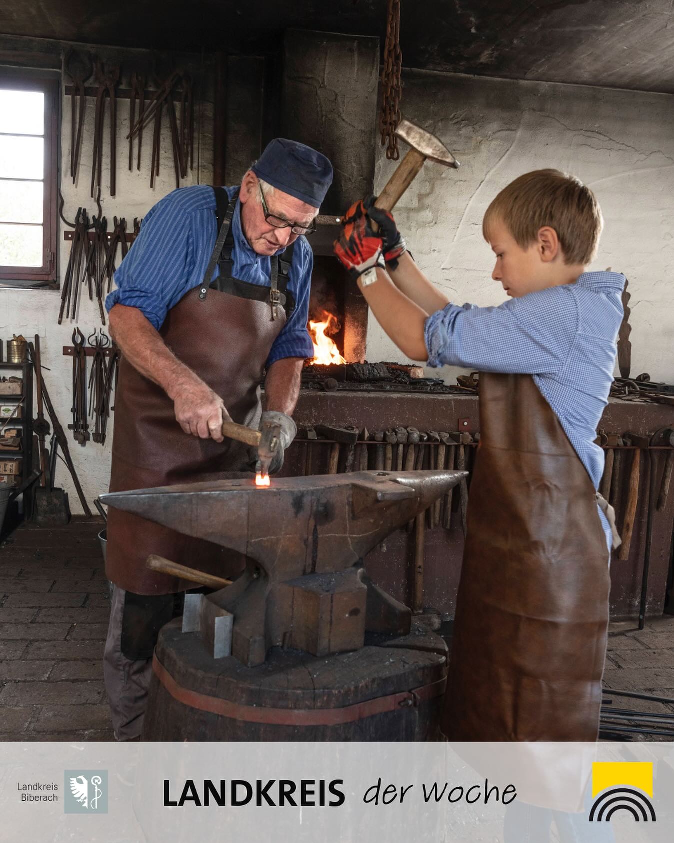 Dieser Alternativtext wurde KI-generiert: Ein farbiges Bild zeigt zwei Personen, die an einer Schmiede arbeiten. Eine Person hält Werkzeug, während die andere auf Metall schlägt.