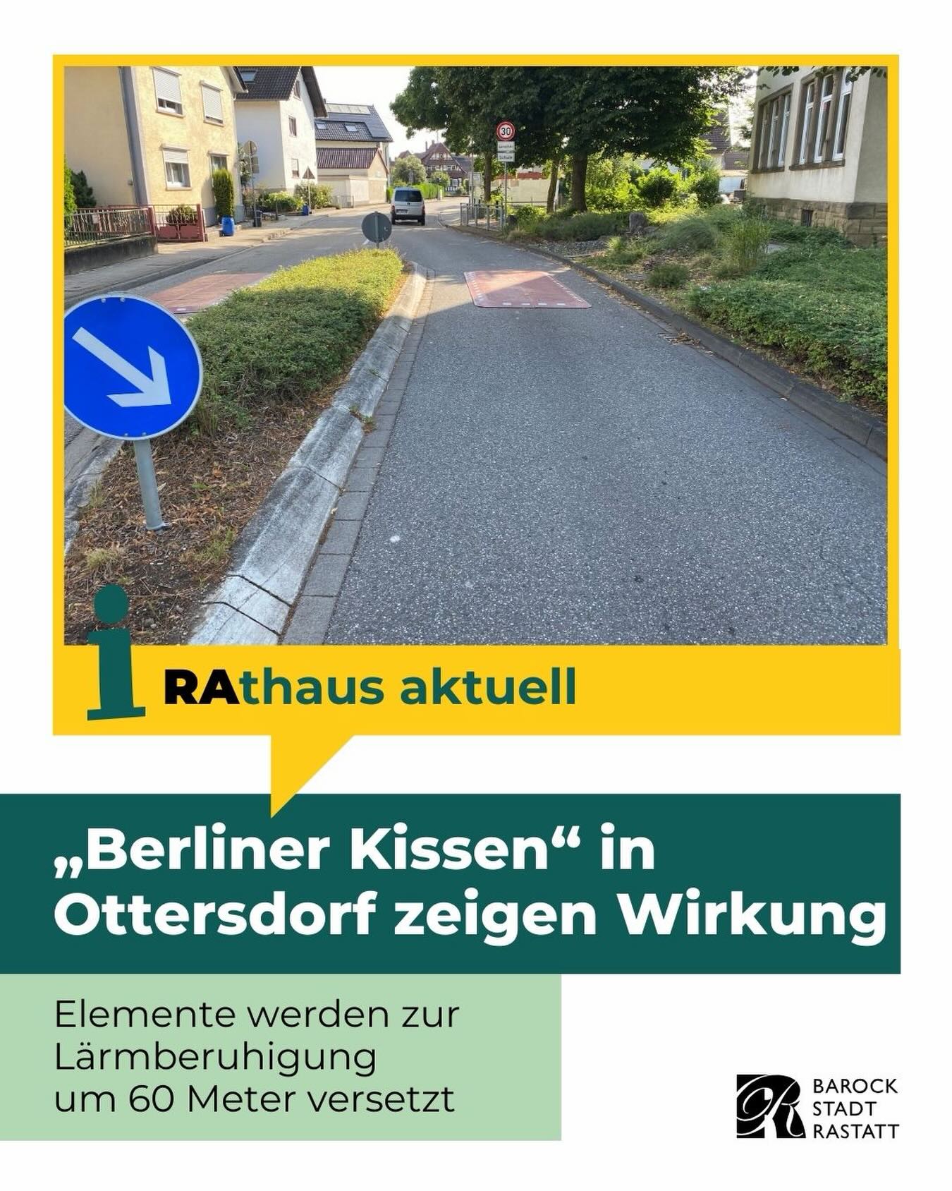 Dieser Alternativtext wurde KI-generiert: Ein Straßenschild mit einem Pfeil weist auf einen Kurvenverlauf. Im Hintergrund sind Wohnhäuser und Bäume zu sehen.