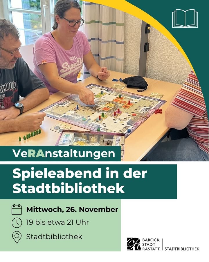 Dieser Alternativtext wurde KI-generiert: Ein Farbfoto zeigt Menschen, die um einen Tisch sitzen und ein Brettspiel spielen. Im Bild ist auch ein Text eingeblendet, der zu einer Spielveranstaltung in einer Stadtbibliothek einlädt.