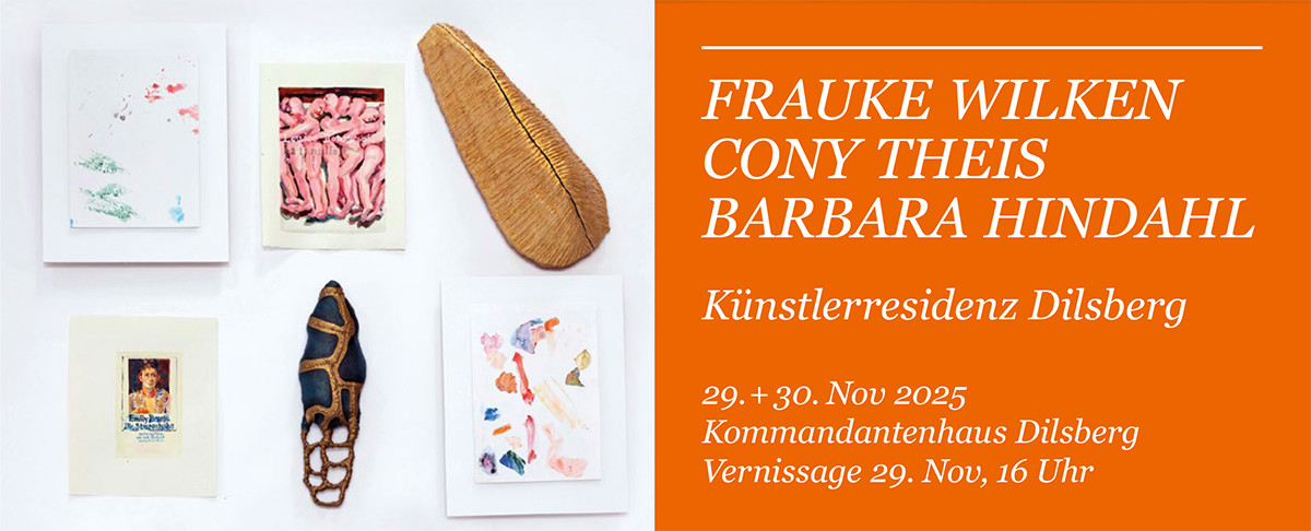 Dieser Alternativtext wurde KI-generiert: Ein farbiges Bild zeigt mehrere kleine Kunstwerke und Dokumente auf einem orangefarbenen Hintergrund. Dazu stehen Texte mit Informationen zu einer Ausstellung.