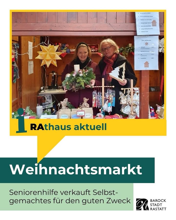 Dieser Alternativtext wurde KI-generiert: Ein Stand mit weihnachtlichen Dekorationen und selbstgemachten Artikeln ist zu sehen. Zwei Personen stehen hinter dem Stand und lächeln.