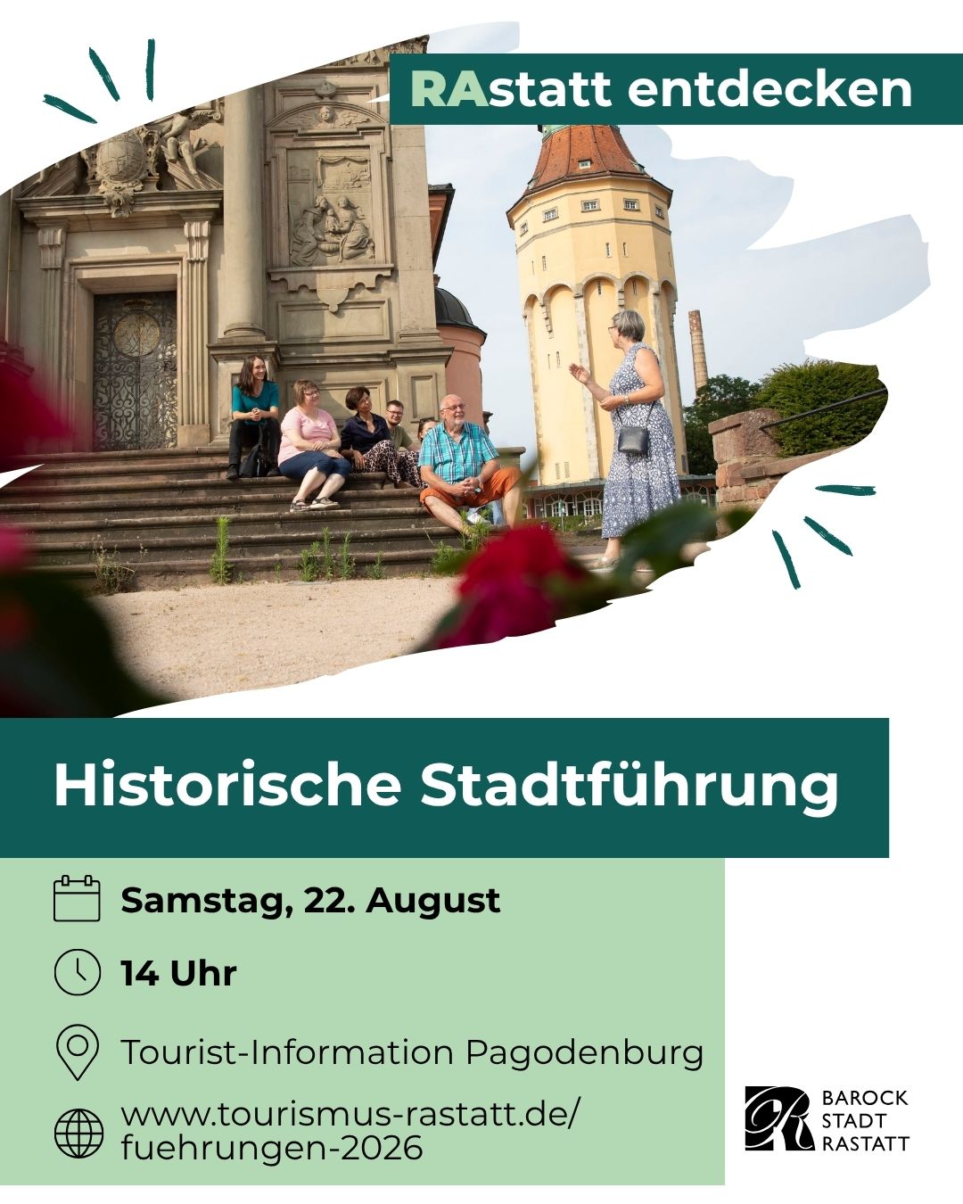 Plakat für eine „Historische Stadtführung“ in Rastatt. Ein Foto zeigt eine Gruppe sitzender Personen vor einem historischen Gebäude, während eine stehende Person als Führer gestikuliert; im Hintergrund steht ein gelber Turm. Die Veranstaltung findet am Samstag, 22. August um 14 Uhr an der Tourist-Information Pagodenburg statt. Weitere Infos unter www.tourismus-rastatt.de/fuehrungen-2026. (KI-Alternativtext)