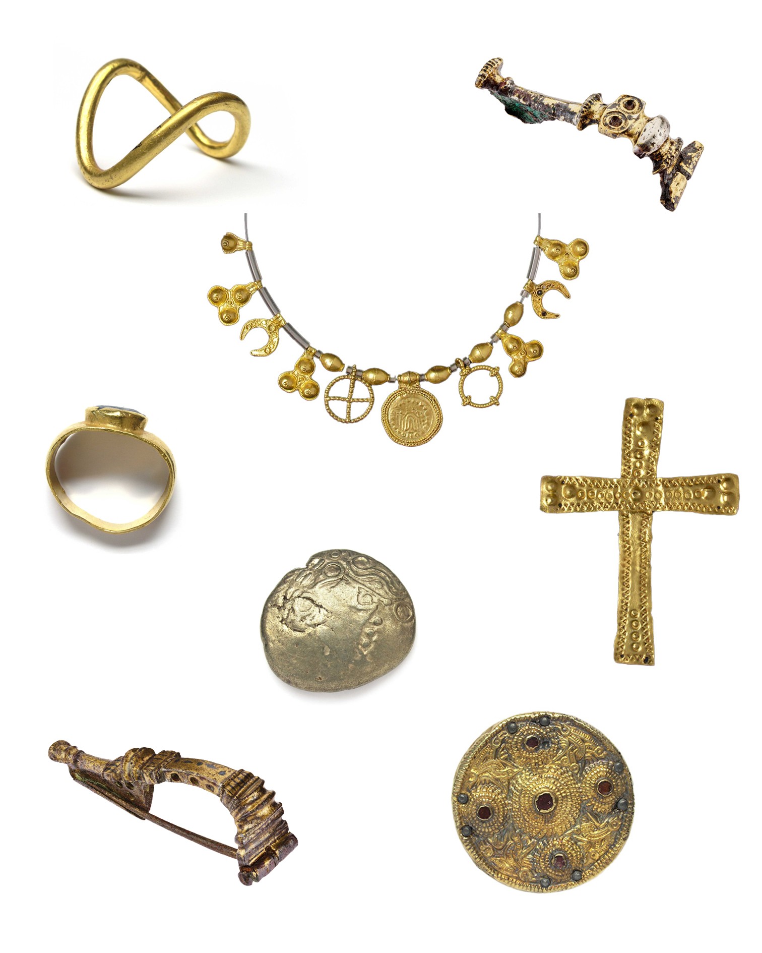 Goldene Schmuckstücke und Artefakte auf weißem Hintergrund, darunter ein verdrillter Ring, ein Halskettenteil mit Anhängern, ein Kreuz, eine runde Brosche mit roten Steinen, eine Münze und weitere metallene Fragmente. (KI-Alternativtext)