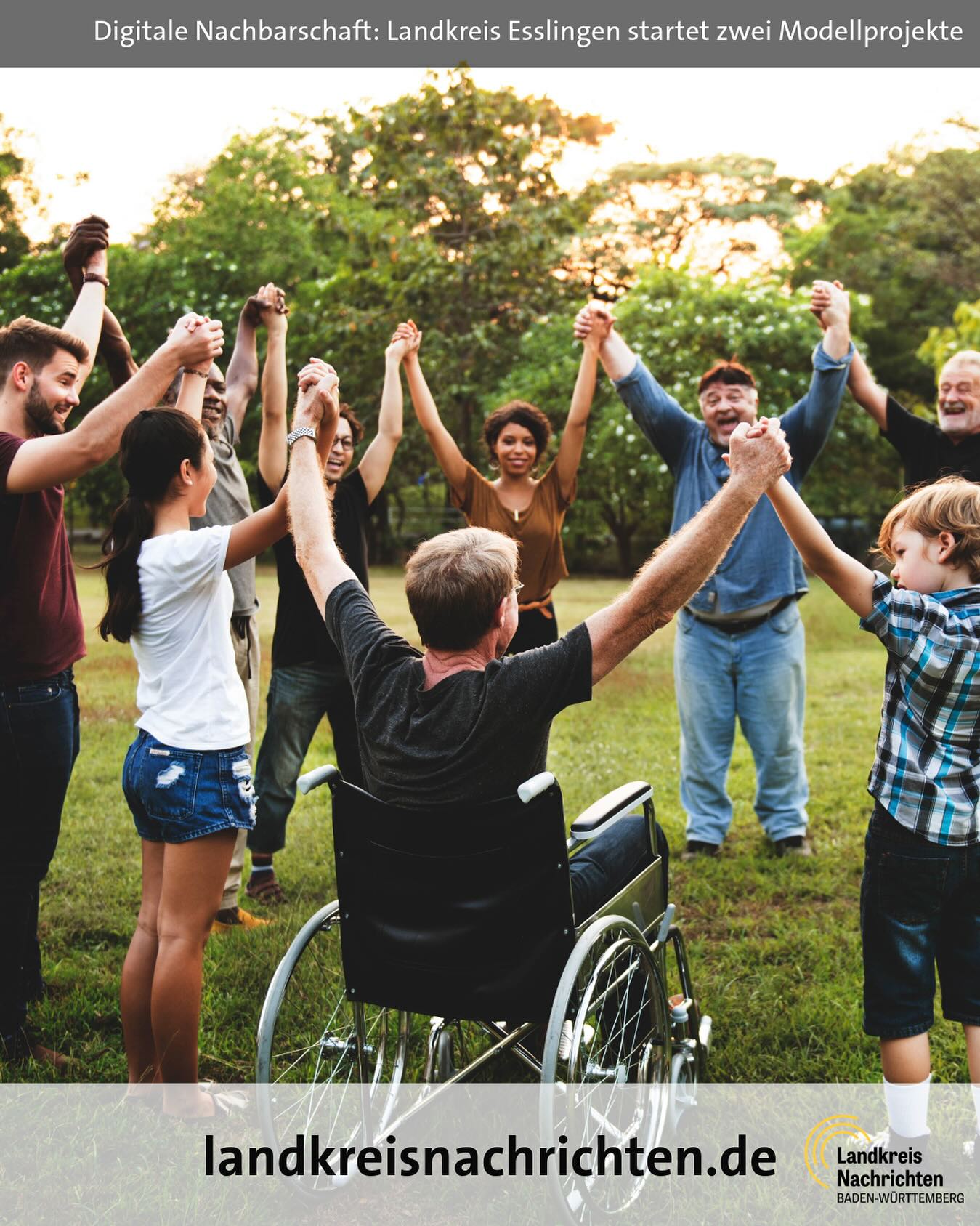 Dieser Alternativtext wurde KI-generiert: Eine Gruppe von Menschen steht im Freien zusammen und hebt die Arme in die Luft. Eine Person sitzt im Rollstuhl und ist in die Gruppe integriert.