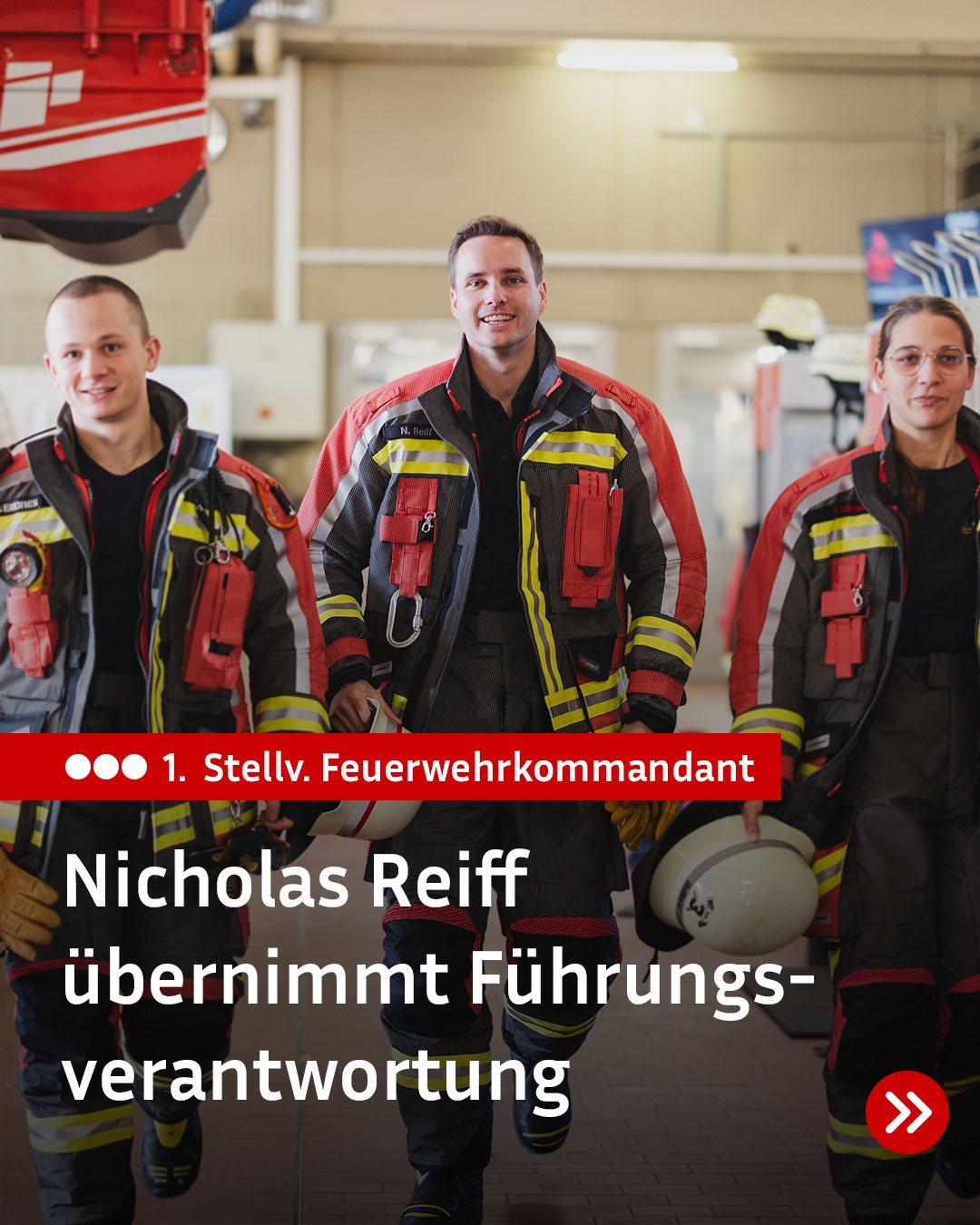 Drei Personen in Feuerwehrschutzkleidung gehen mit Helmen in der Hand auf die Kamera zu. Ein roter Textbalken und weiße Schrift darüber informieren: „1. Stellv. Feuerwehrkommandant Nicholas Reiff übernimmt Führungsverantwortung“. (KI-Alternativtext)