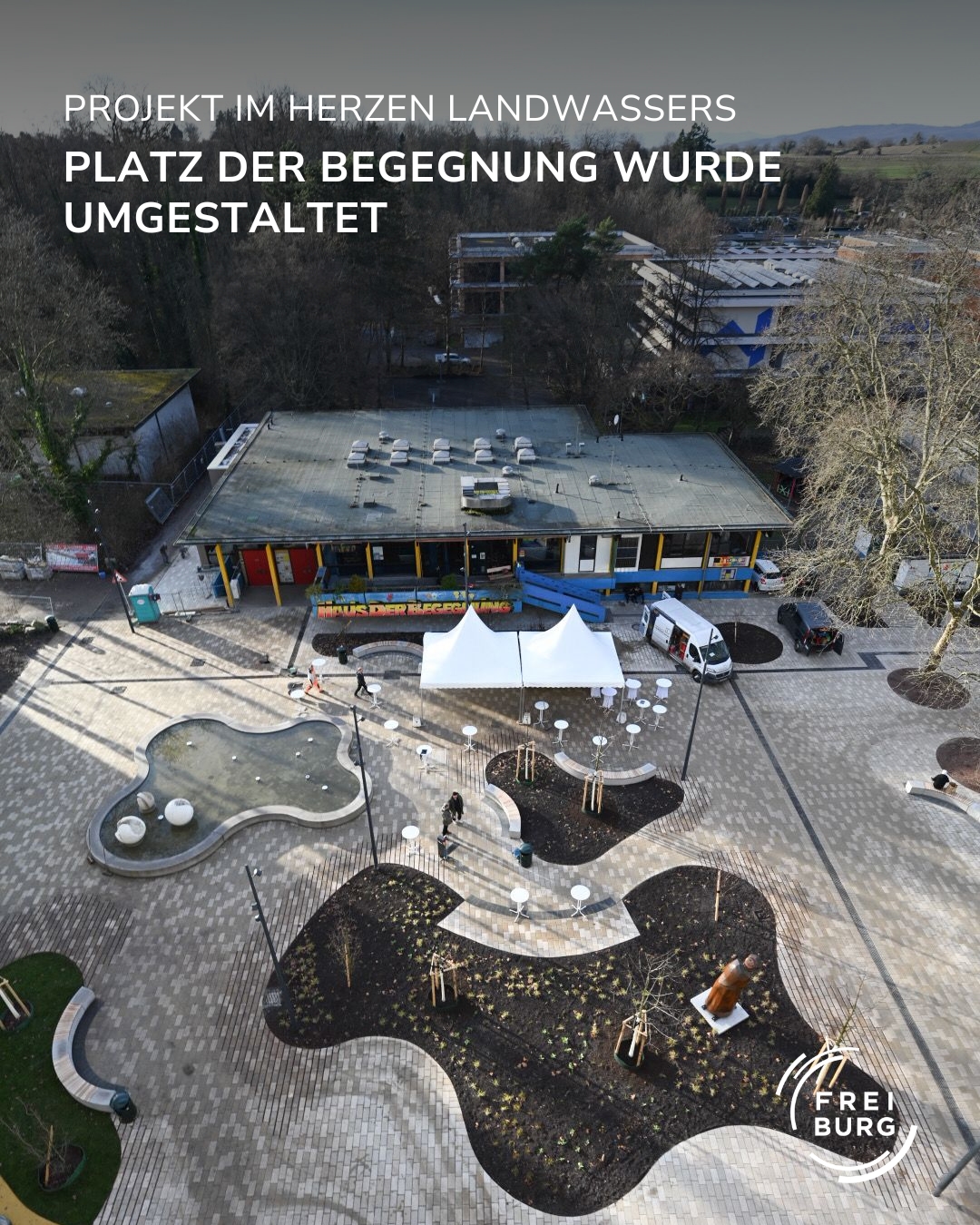 Dieser Alternativtext wurde KI-generiert: Luftaufnahme eines Platzes mit farbenfrohen Gebäuden und Gestaltungselementen. Menschen sind auf dem Platz zu sehen, der von organisch geformten Flächen umgeben ist.