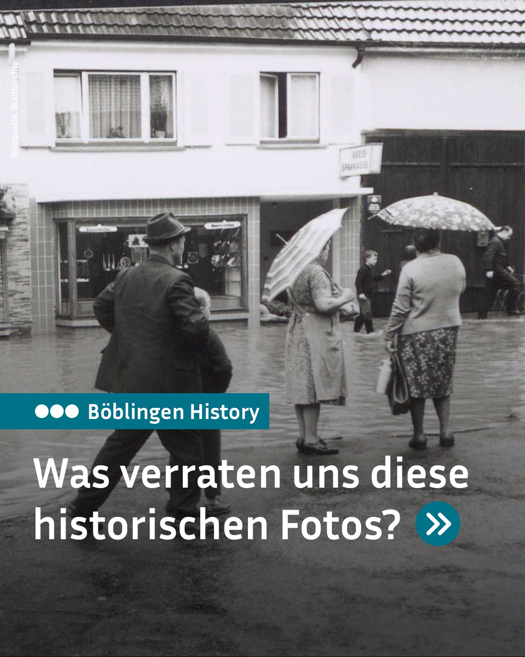 Schwarzwälder Foto einer überfluteten Straße mit mehreren Personen, die durch das Wasser gehen. Zwei Personen halten Regenschirme aufrecht, eine Person trägt einen Hut und Mantel. Im Hintergrund steht ein Gebäude mit Schaufenster und Schild "WEIS-SPAKKASSE". Texteinblendung: "Böblingen History – Was verraten uns diese historischen Fotos?" (KI-Alternativtext)