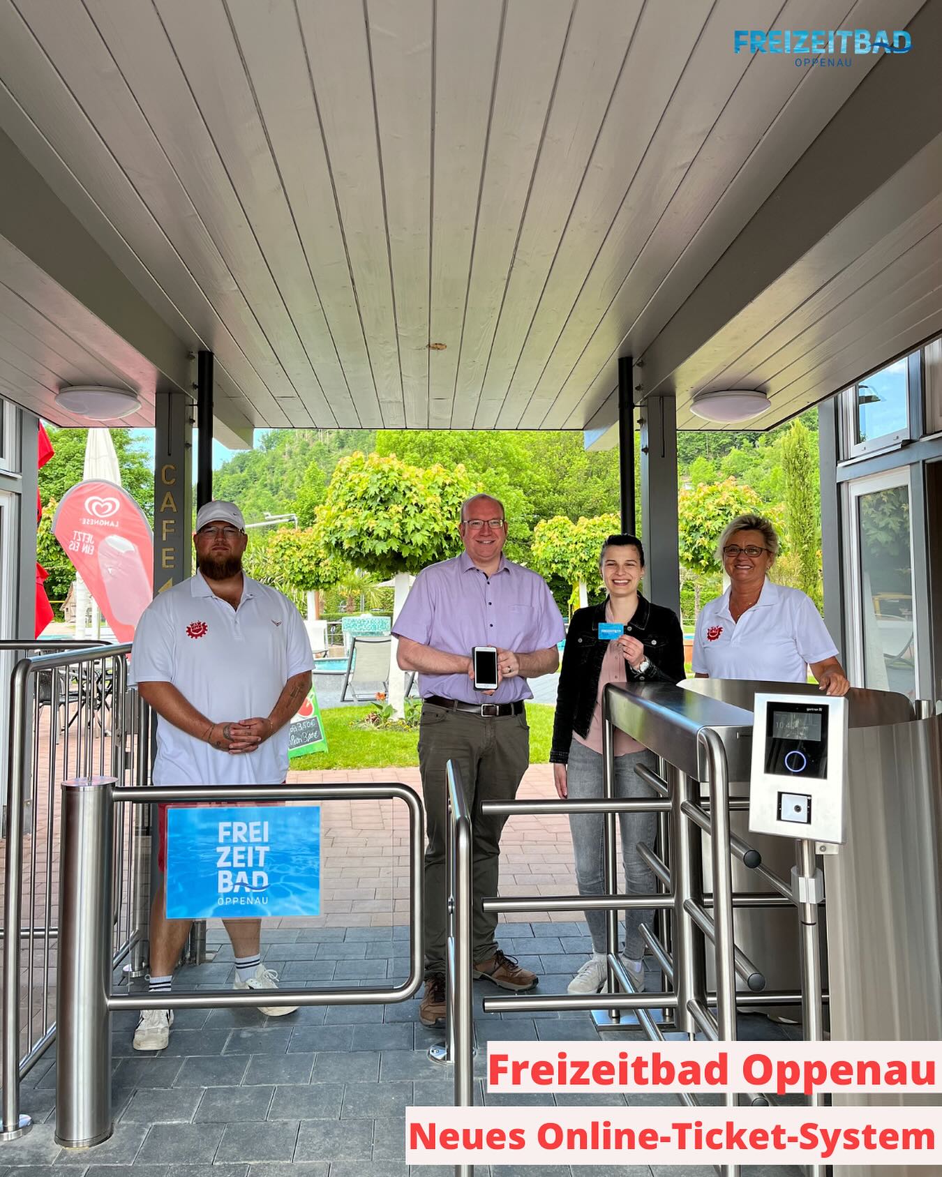 Bild zeigt Personen an einem neuen Online-Ticketsystem.  Es ist ein Drehkreuz mit einem Bildschirm zu sehen.