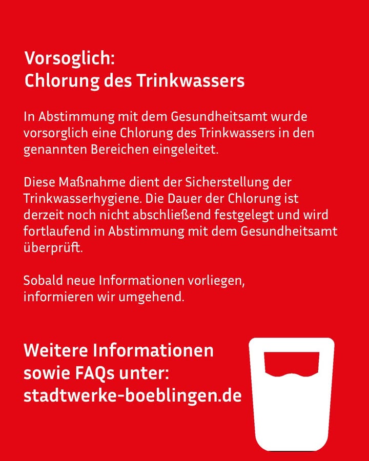 Dieser Alternativtext wurde KI-generiert: Ein roter Hintergrund mit weißem Text informiert über die vorsorgliche Chlorung des Trinkwassers. Weiterführende Informationen und FAQs sind über einen QR-Code abrufbar.