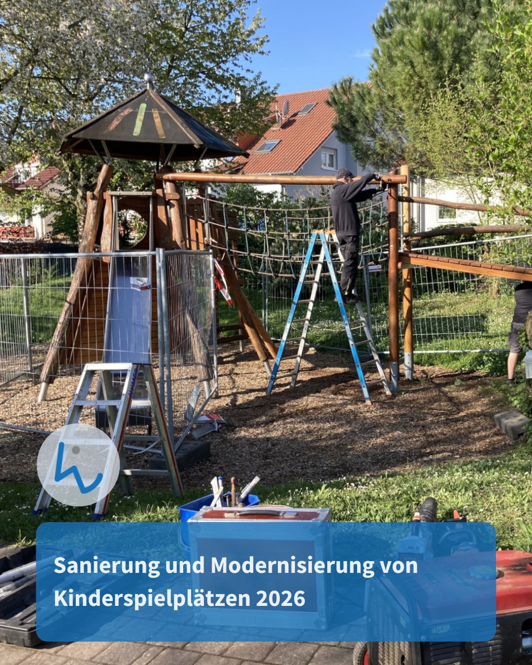 Dieser Alternativtext wurde KI-generiert: Ein Spielplatz wird renoviert. Eine Person arbeitet auf einer Holzkonstruktion, während Werkzeuge und Materialien in der Nähe liegen.