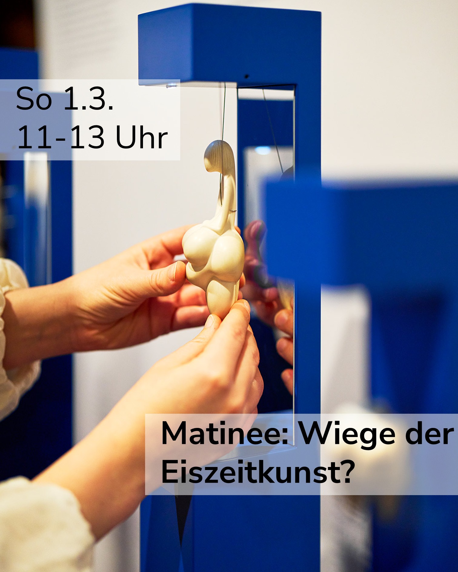 Dieser Alternativtext wurde KI-generiert: Ein Arm hält eine Skulptur aus etwas, das wie Eis aussieht, vor einem blauen Hintergrund. Vorhanden ist auch Text, der Informationen zu einer Matinee-Veranstaltung enthält.