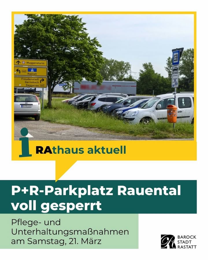 Dieser Alternativtext wurde KI-generiert: Ein farbiges Bild zeigt eine Straßenszene mit Verkehrsschildern und parkenden Autos. Im Vordergrund befindet sich ein Informationsschild mit Text und Logo.