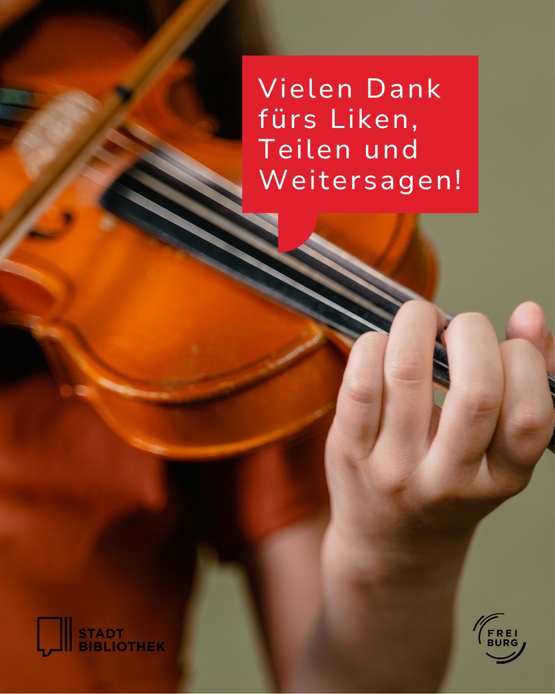 Nahaufnahme einer Person, die Geige spielt, wobei die Finger der linken Hand auf den Saiten liegen. Ein roter Textblock in Sprechblasenform lautet: „Vielen Dank fürs Liken, Teilen und Weitersagen!“. Unten links ist das Logo der Stadtbibliothek und unten rechts das Logo von Freiburg zu sehen. (KI-Alternativtext)