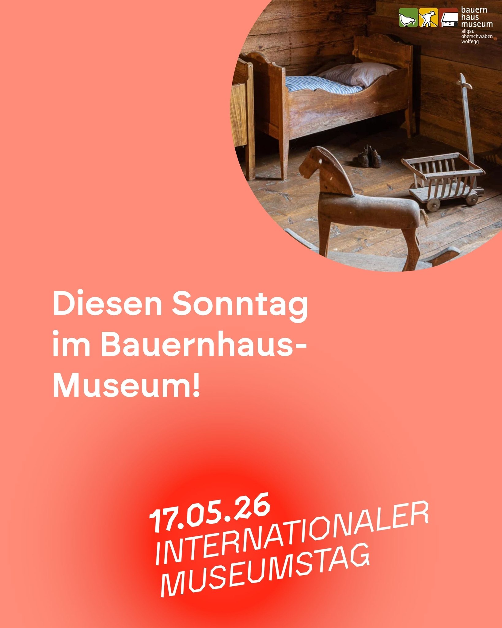 Dieser Alternativtext wurde KI-generiert: Ein Innenraum mit einer Bank und einem Holzpferd. Im Vordergrund befindet sich eine Ankündigung für einen internationalen Museumstag am 17.05.26.