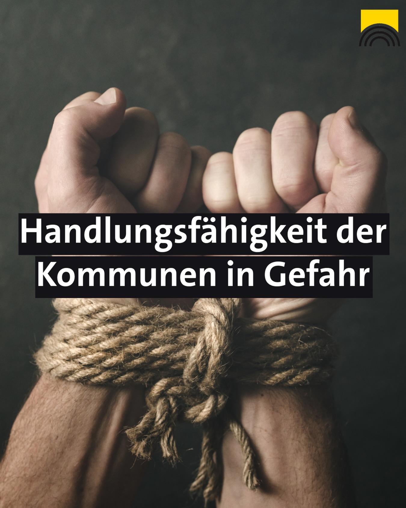 Dieser Alternativtext wurde KI-generiert: Hände sind mit Seil gefesselt. Über dem Bild erscheint Text auf gelbem Hintergrund.