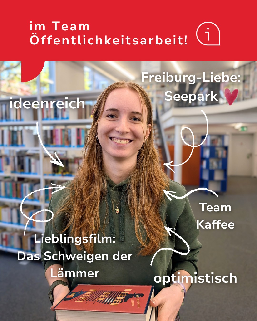 Eine Person mit langem Haar und grünem Hoodie steht vor Bücherregalen und hält ein Buch. Oben steht in einem roten Balken "im Team Öffentlichkeitsarbeit!". Weiße Pfeile verbinden die Person mit den Texten "ideenreich", "Freiburg-Liebe: Seepark", "Team Kaffee", "optimistisch" und "Lieblingsfilm: Das Schweigen der Lämmer". (KI-Alternativtext)