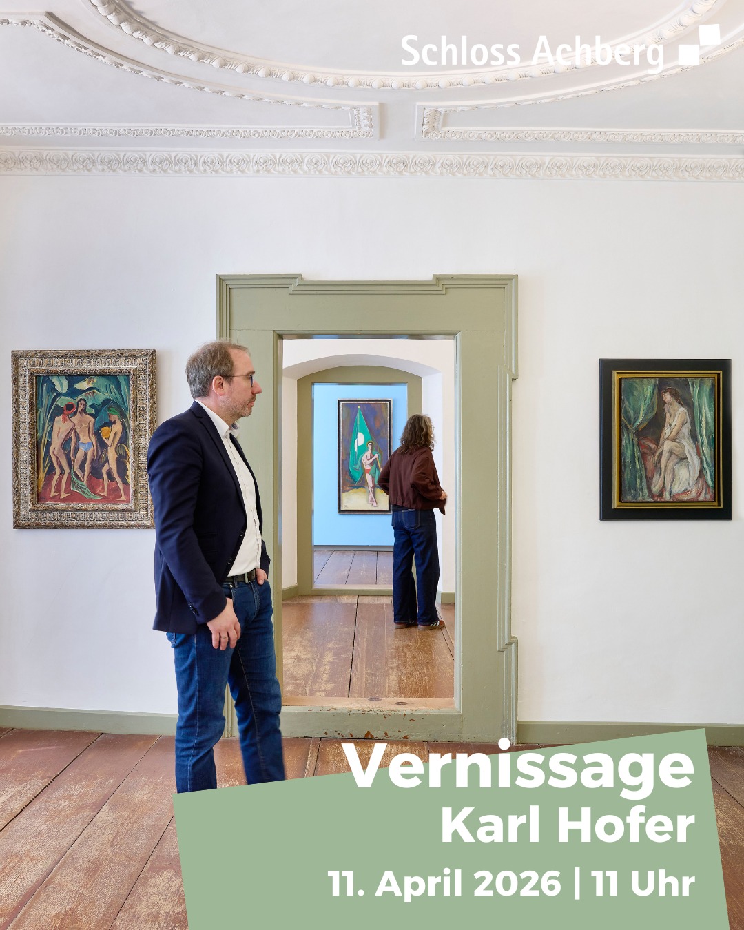 Dieser Alternativtext wurde KI-generiert: Ein Innenraum mit mehreren Personen, die Kunstwerke an den Wänden betrachten. Der Raum ist hell und verfügt über dekorative Elemente an der Decke.