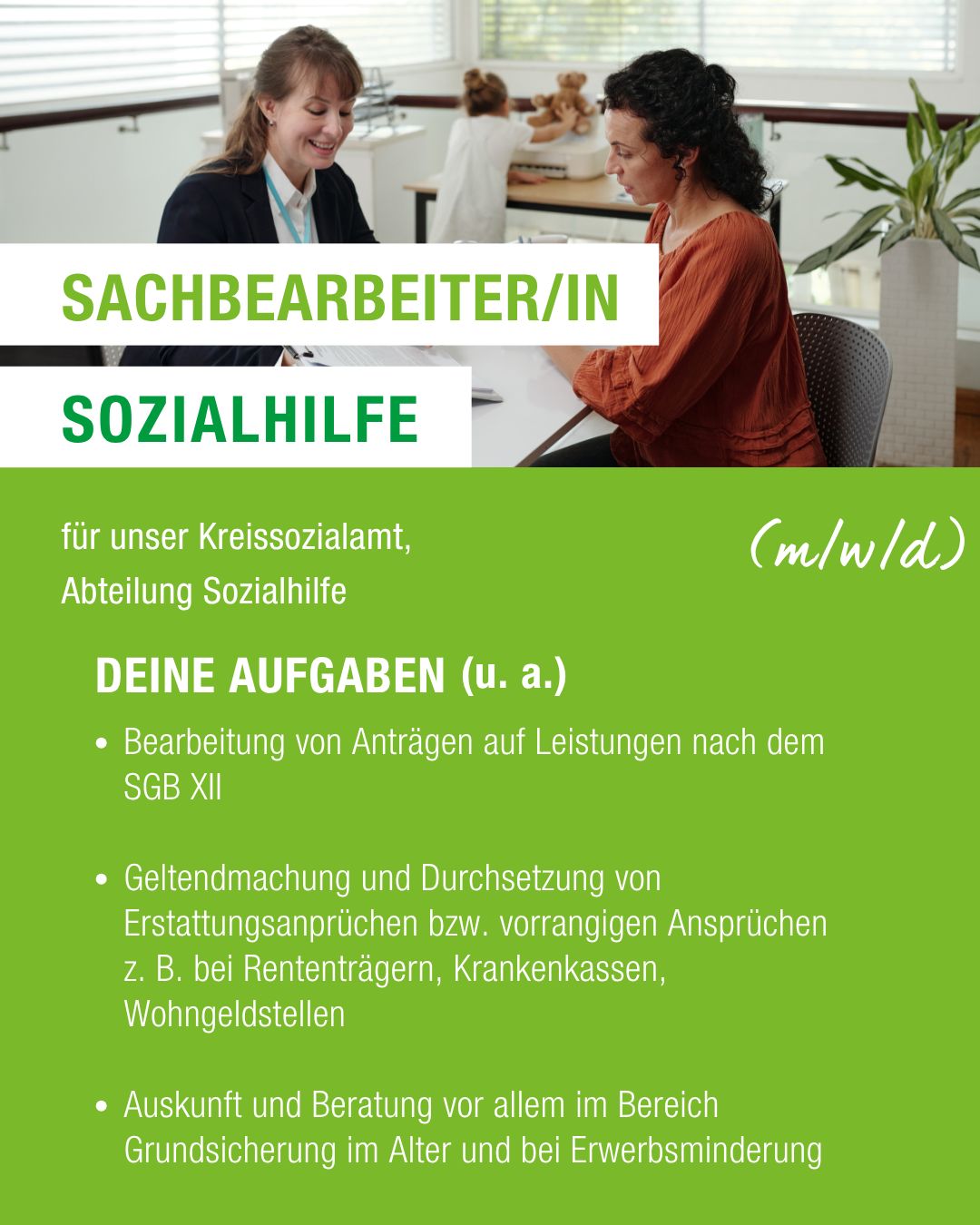 Zwei Personen sitzen an einem Tisch und unterhalten sich, im Hintergrund ist eine weitere Person mit einem Teddybären zu sehen. Der Text im Bild wirbt um eine Stelle als Sachbearbeiter/in Sozialhilfe beim Kreissozialamt, mit Aufgaben wie Bearbeitung von Leistungsanträgen nach SGB XII und Beratung zur Grundsicherung. (KI-Alternativtext)