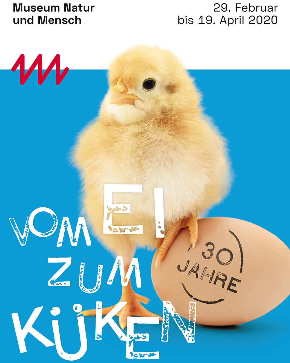 Dieser Alternativtext wurde KI-generiert: Ein farbenfrohes Plakat zeigt ein Küken, das aus einem Ei schlüpft. Auf dem Plakat stehen in großen Buchstaben Wörter und Zahlen, die eine Ausstellung ankündigen.