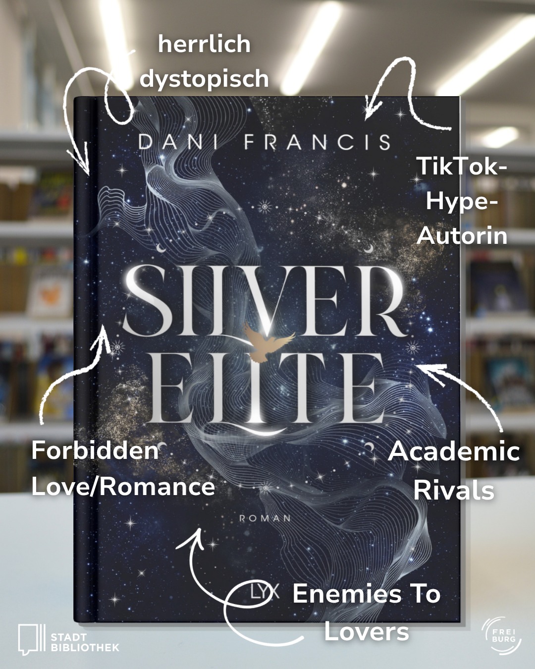 Das Buchcover von "Silver Elite" von Dani Francis zeigt einen dunkelblauen Hintergrund mit Sternen, weißen Wellenlinien und einem goldenen Vogel. Weiße Pfeile verweisen auf umgebende Textbeschriftungen: "herrlich dystopisch", "TikTok-Hype-Autorin", "Forbidden Love/Romance", "Academic Rivals" und "Enemies To Lovers". Unten sind die Logos der Stadtbibliothek Freiburg zu sehen. (KI-Alternativtext)