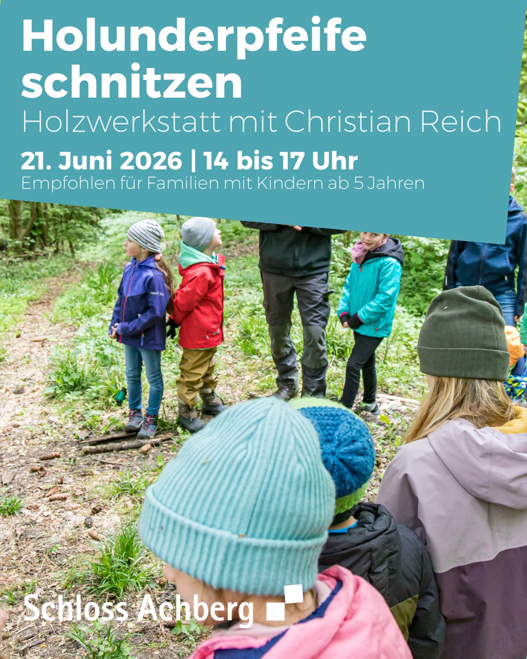 Holunderpfeife schnitzen: Holzwerkstatt mit Christian Reich am 21. Juni 2026, 14 bis 17 Uhr, empfohlen für Familien mit Kindern ab 5 Jahren. Im Wald stehen Kinder und Erwachsene in Regenjacken und Mützen, einige blicken auf einen Erwachsenen. Unten links: Schloss Achberg. (KI-Alternativtext)